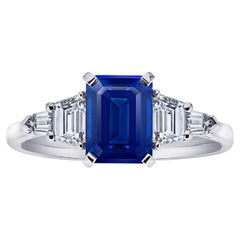 Bague en platine avec saphir bleu taille émeraude de 2.25 carat et diamants