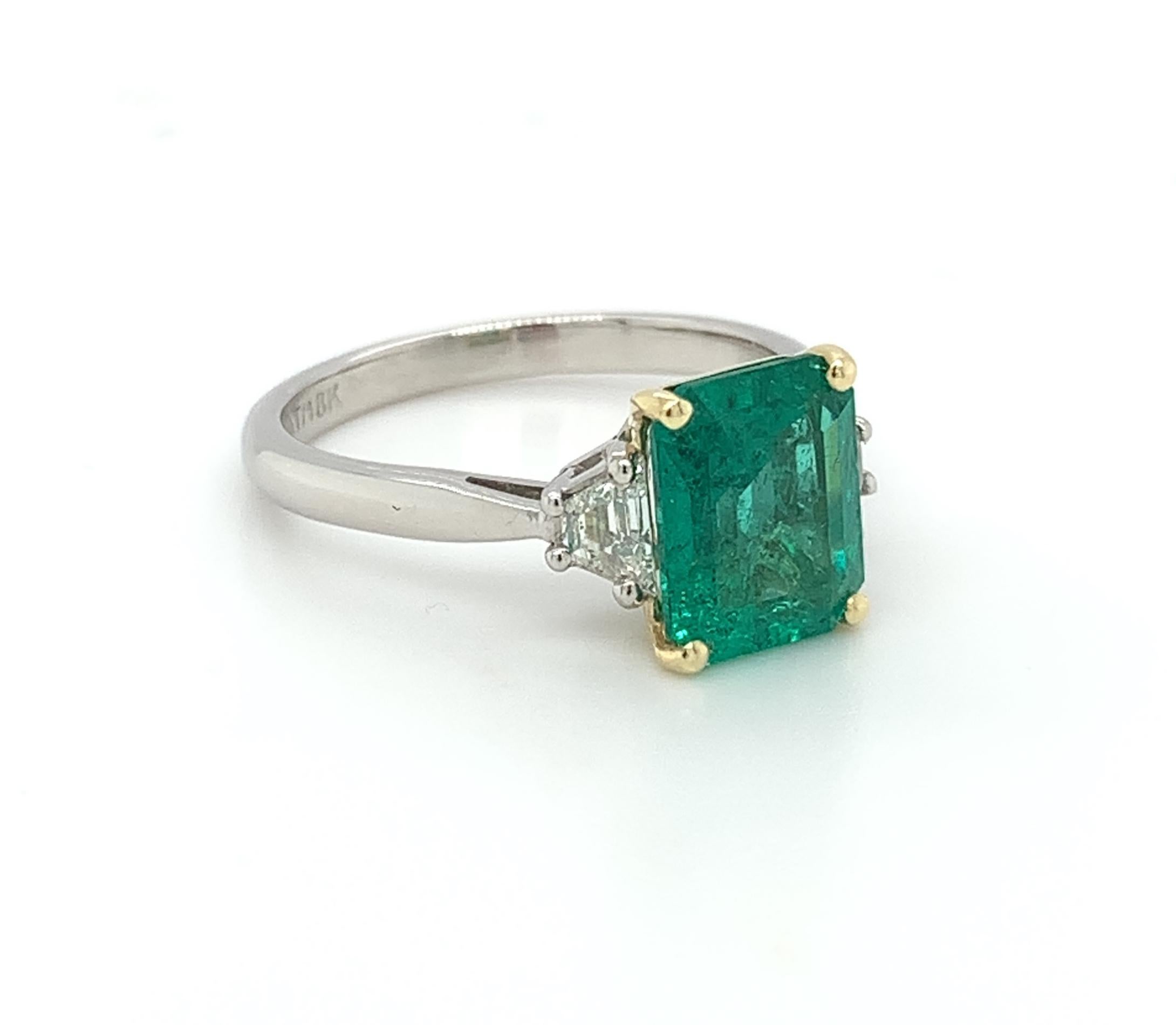 2.25 Carat Emerald and Diamond Engagement Ring in Platinum and Yellow Gold In New Condition For Sale In Los Angeles, CA