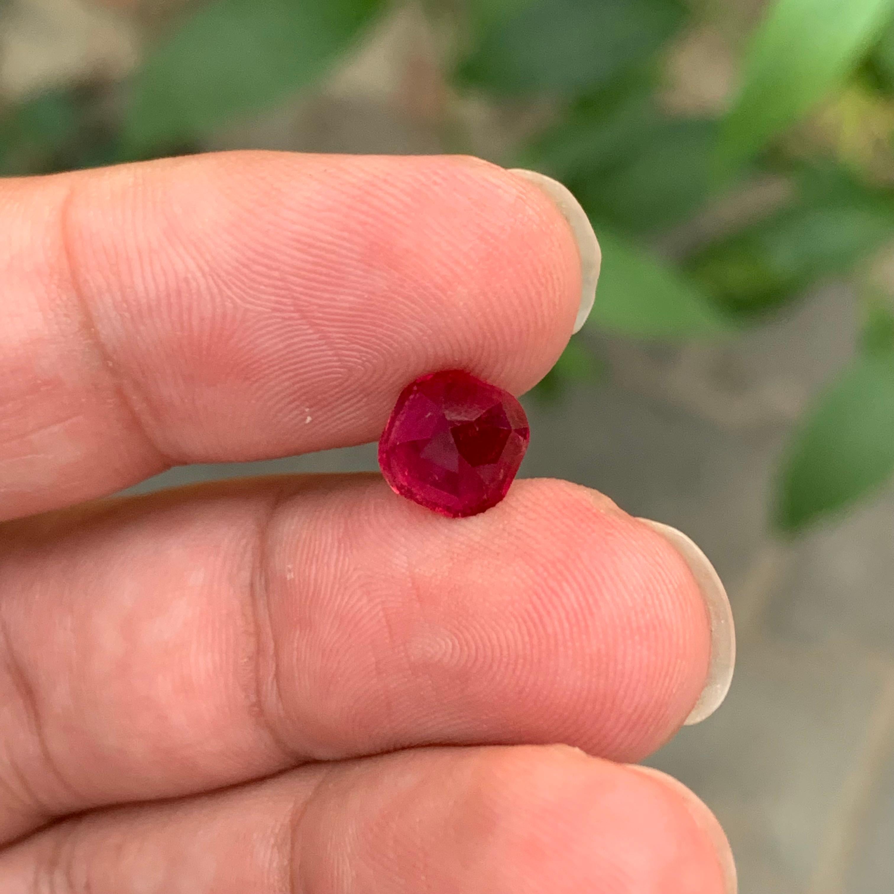 2,25 carati di eccellente tormalina rubellite sfaccettata a forma di cuscino in vendita 4