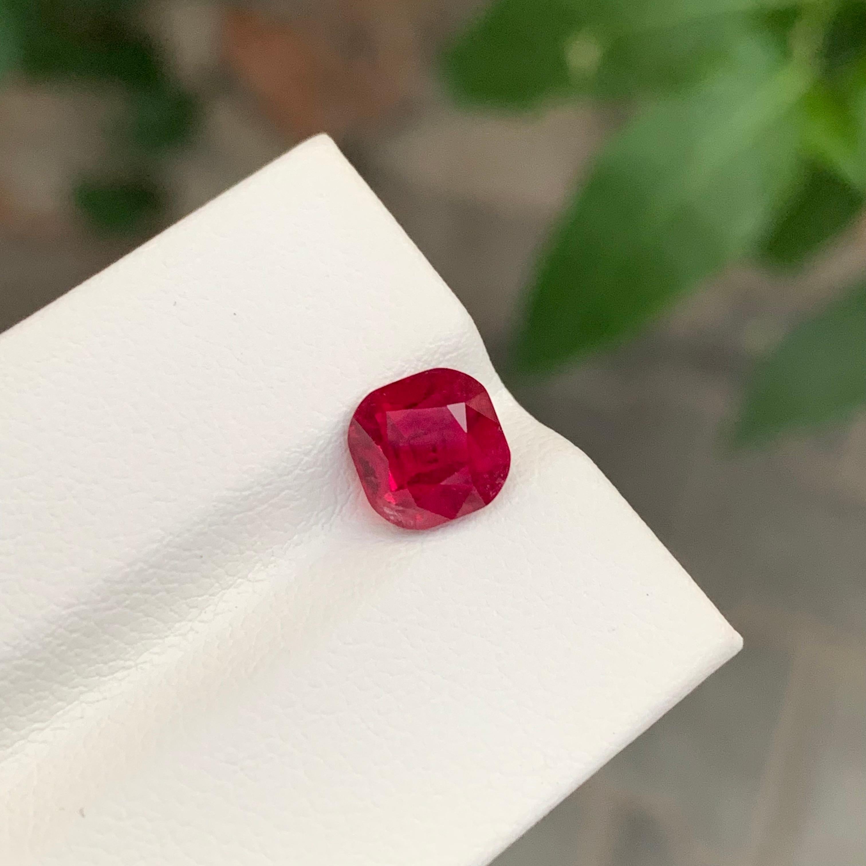 2,25 carati di eccellente tormalina rubellite sfaccettata a forma di cuscino in vendita 6
