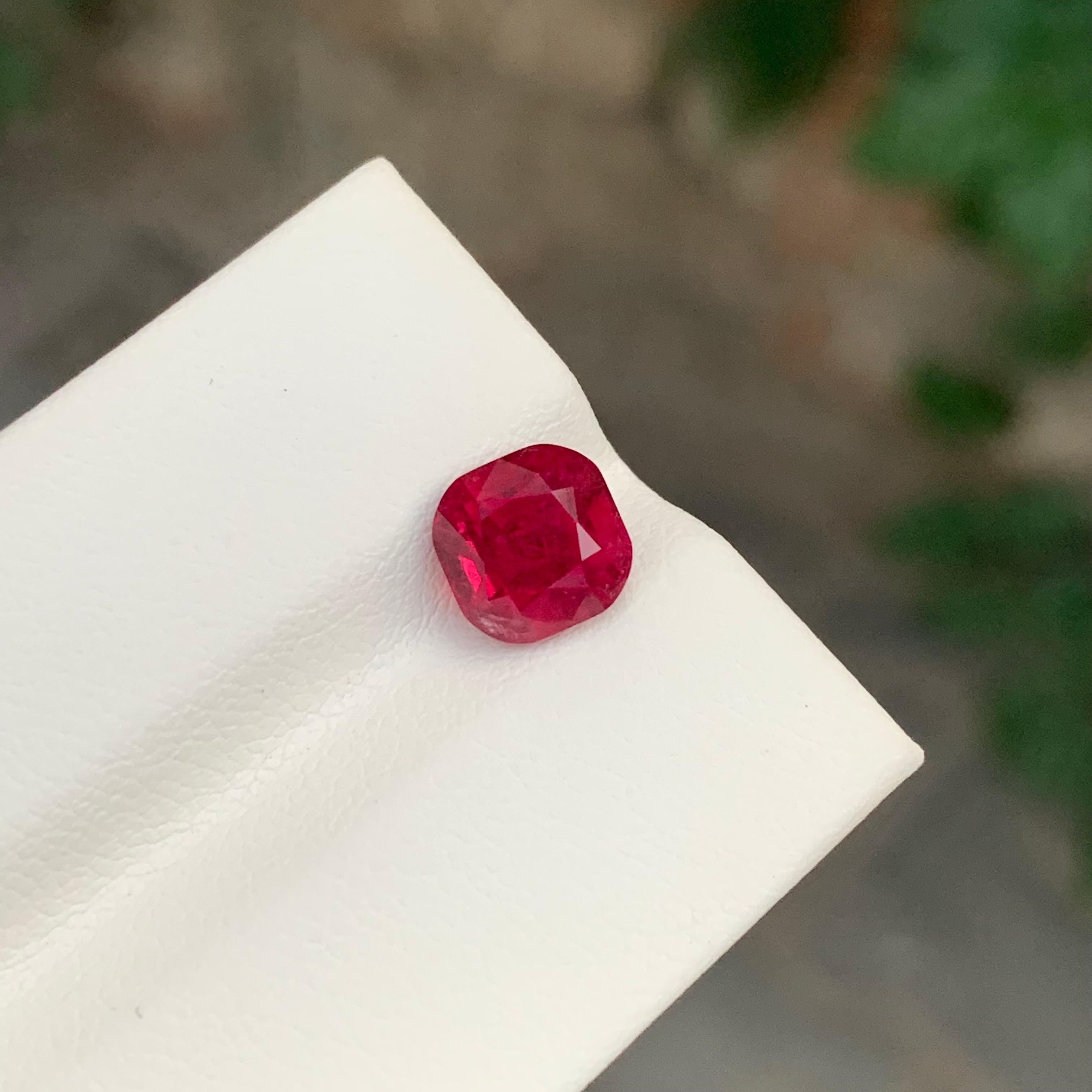 Arts and Crafts 2,25 carati di eccellente tormalina rubellite sfaccettata a forma di cuscino in vendita
