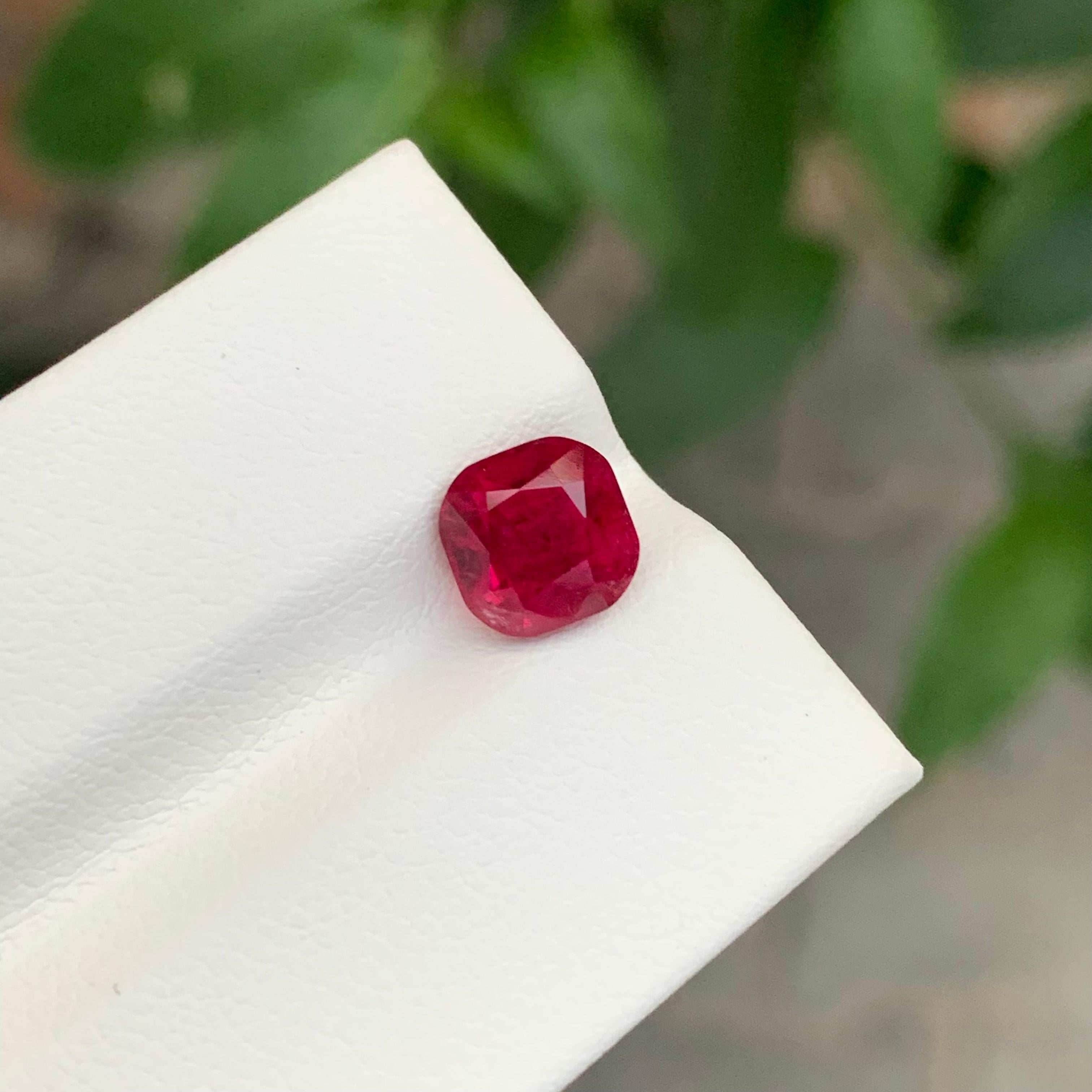 Taglio cuscino 2,25 carati di eccellente tormalina rubellite sfaccettata a forma di cuscino in vendita