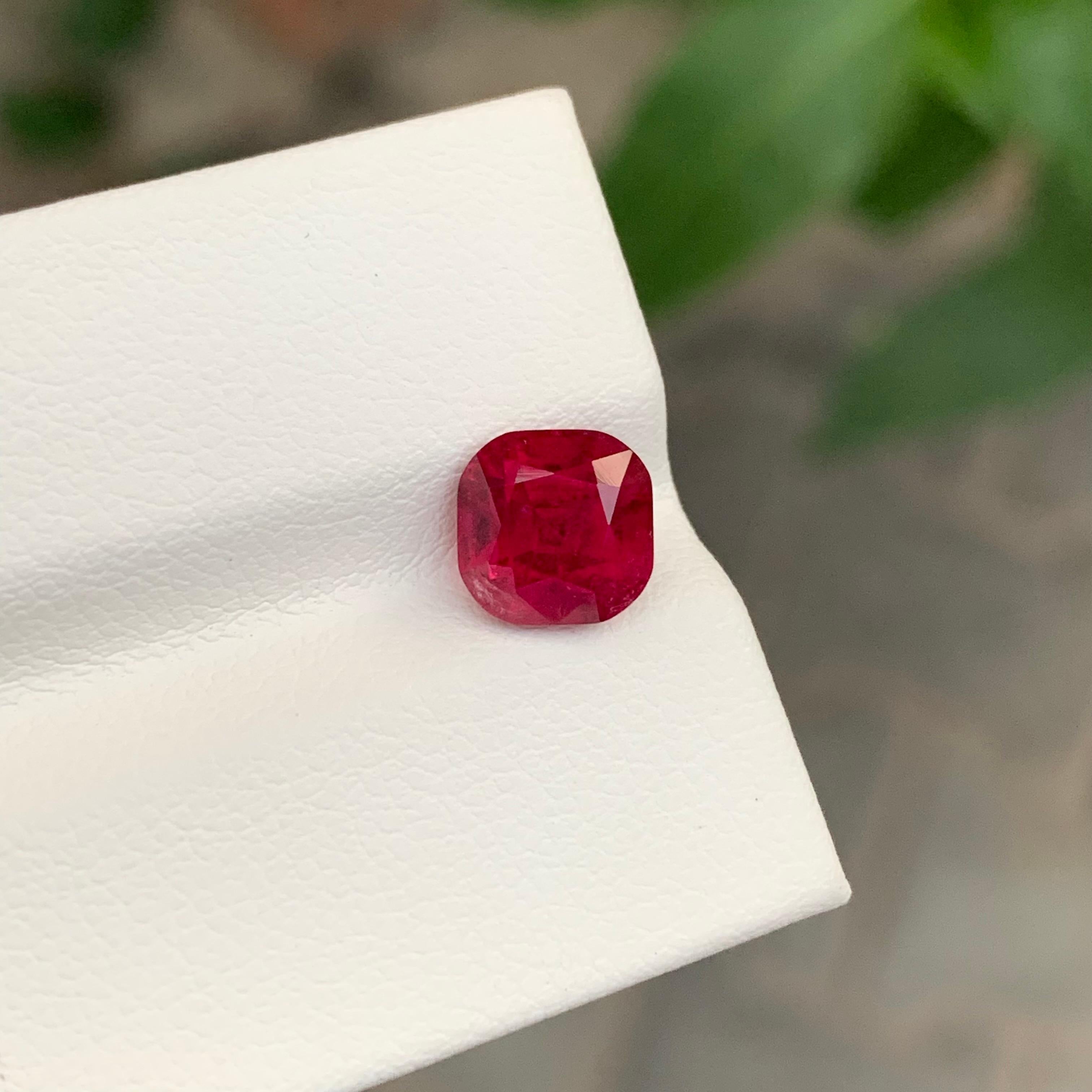 2,25 carati di eccellente tormalina rubellite sfaccettata a forma di cuscino In condizioni Nuovo in vendita a Peshawar, PK