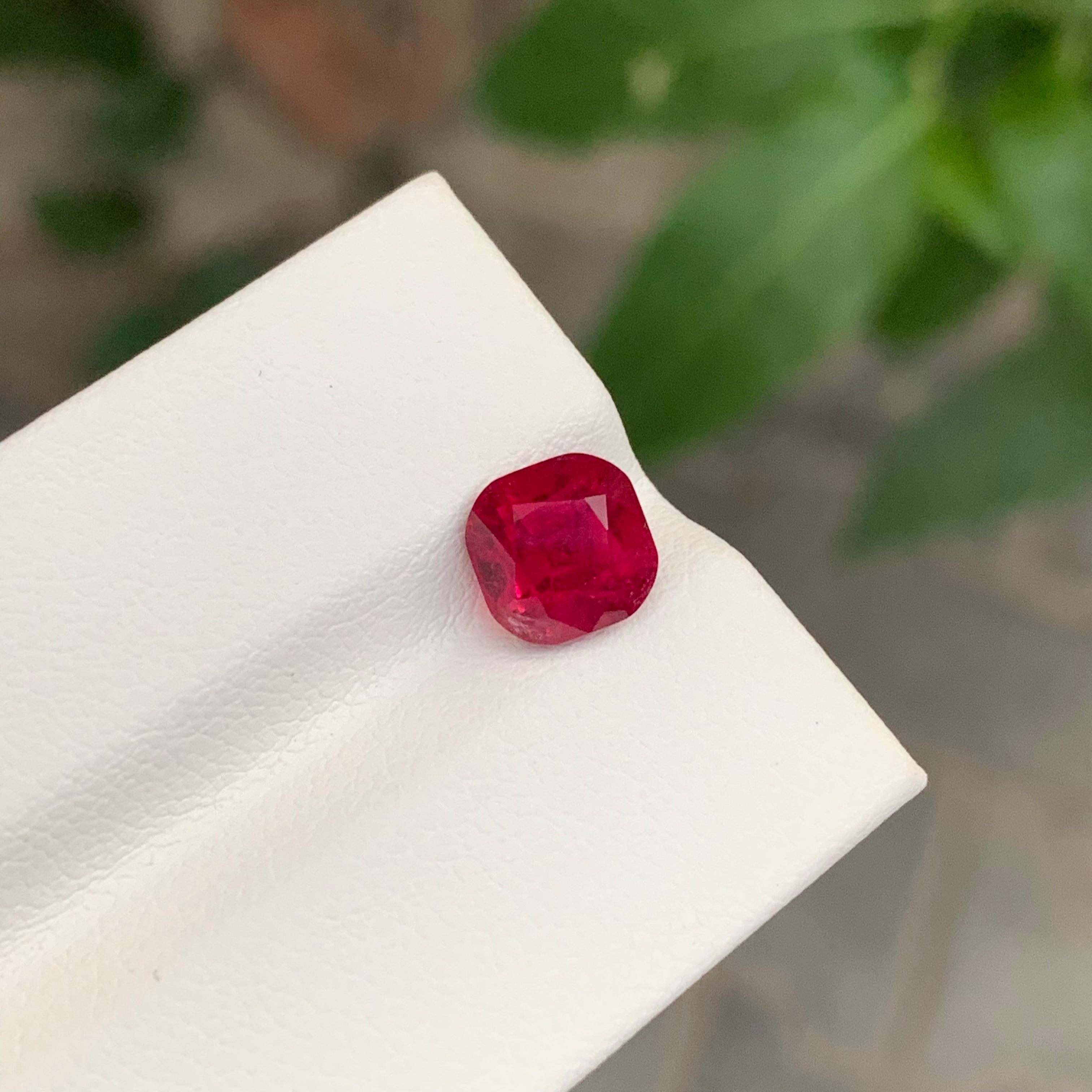 2,25 carati di eccellente tormalina rubellite sfaccettata a forma di cuscino in vendita 1