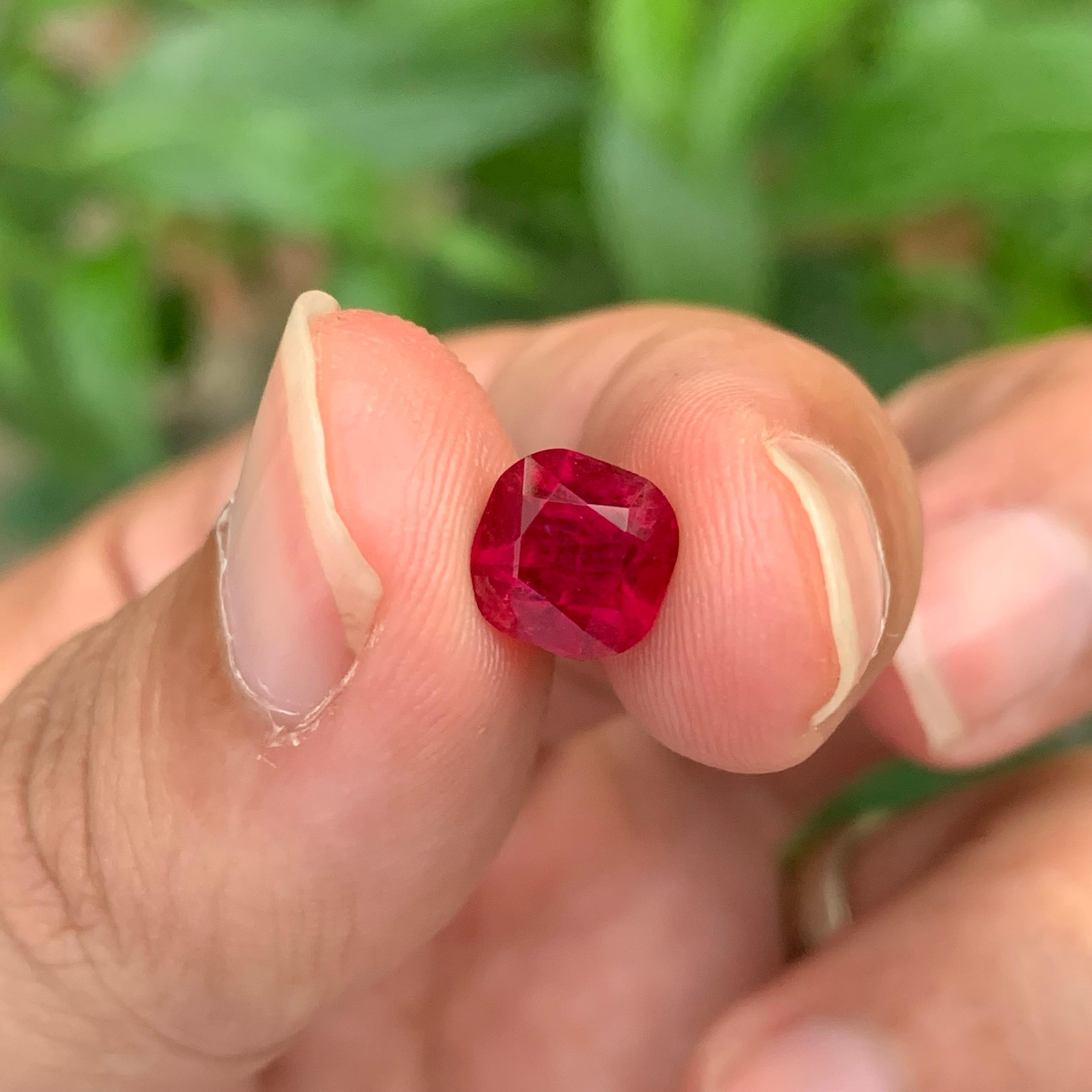 2,25 carati di eccellente tormalina rubellite sfaccettata a forma di cuscino in vendita 2