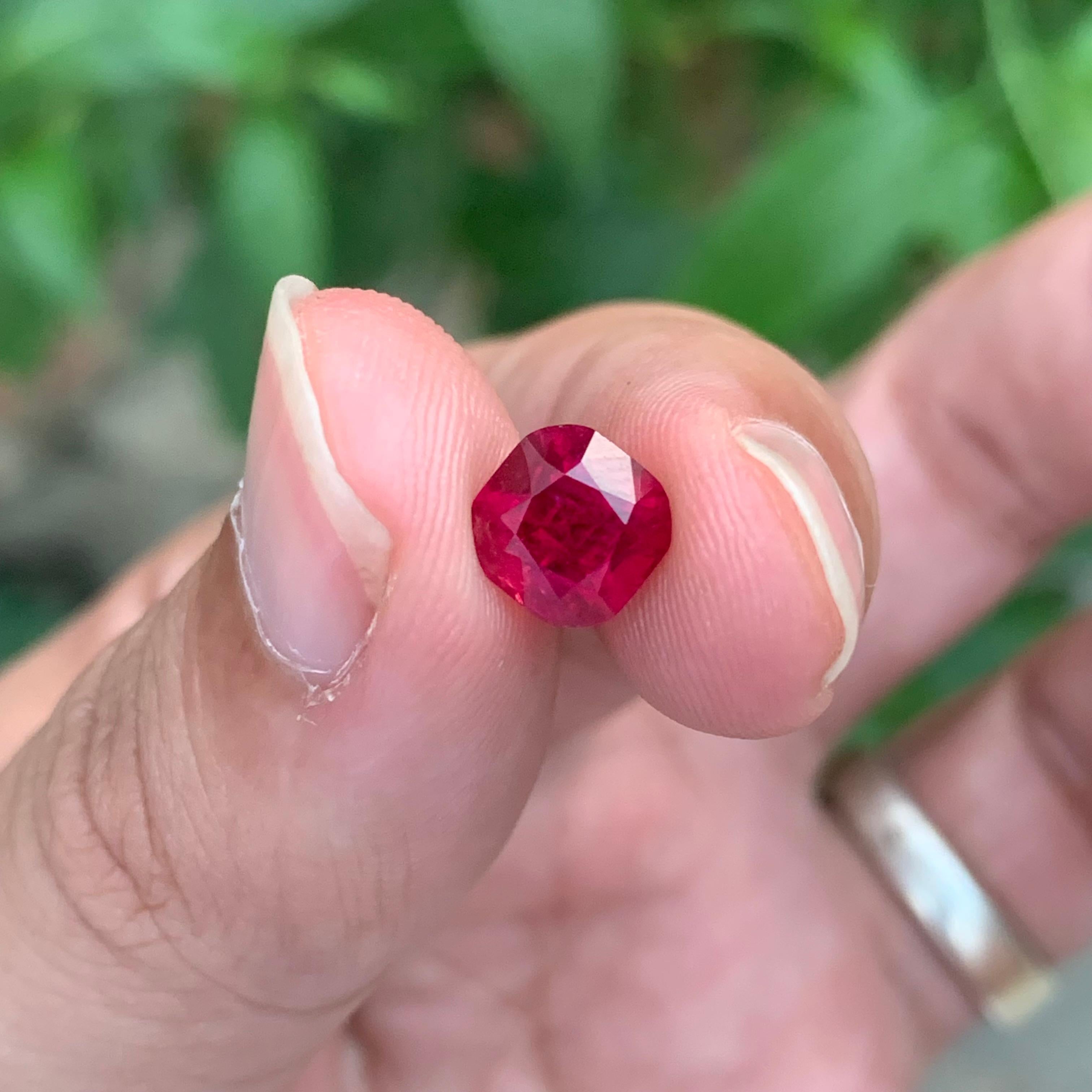2,25 carati di eccellente tormalina rubellite sfaccettata a forma di cuscino in vendita 3