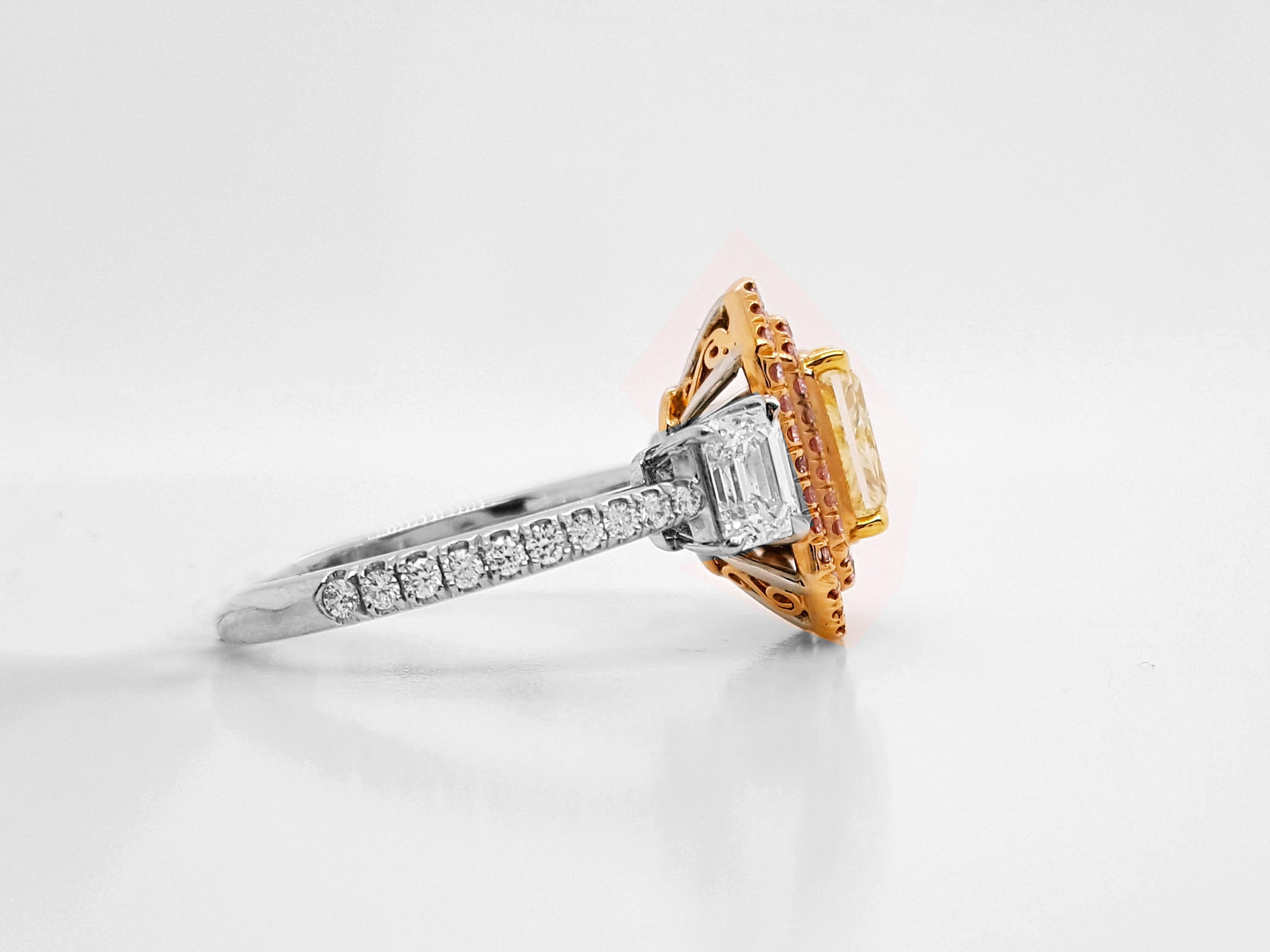 Magnifique bague de fiançailles à trois pierres, ornée d'un diamant radiant de 1,11 carat de couleur jaune fantaisie, certifié VS1 par le GIA, serti dans un double halo flanqué de deux diamants de taille émeraude d'un poids approximatif de 0,69