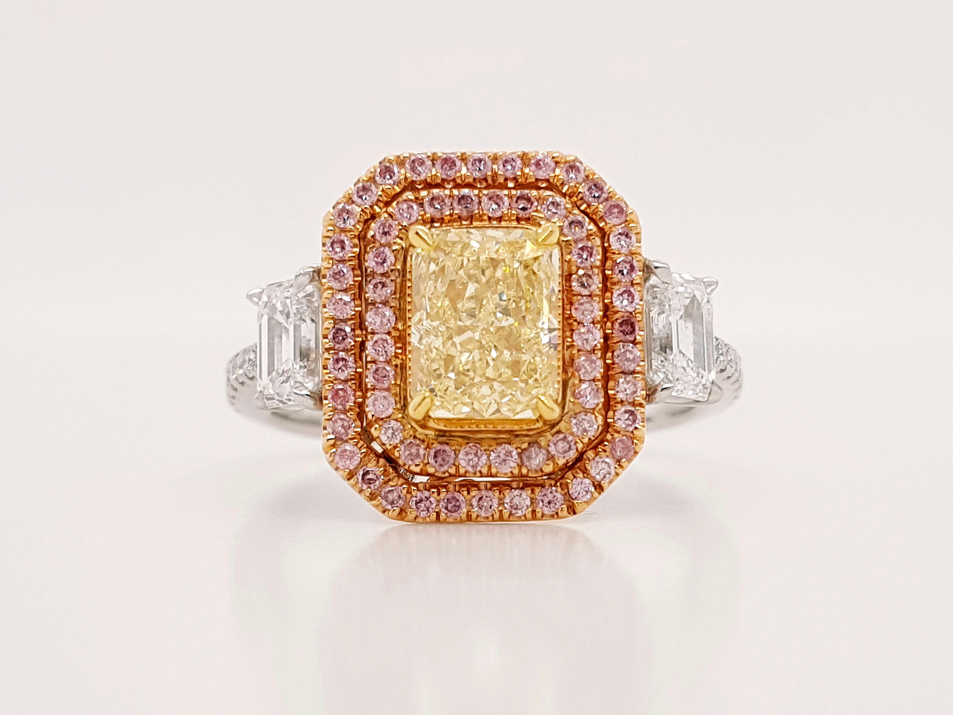Taille radiant 2.25 Carat Fancy Yellow and Pink Diamond Engagement 3 Stones Ring, GIA Certified (bague de fiançailles à 3 pierres) en vente