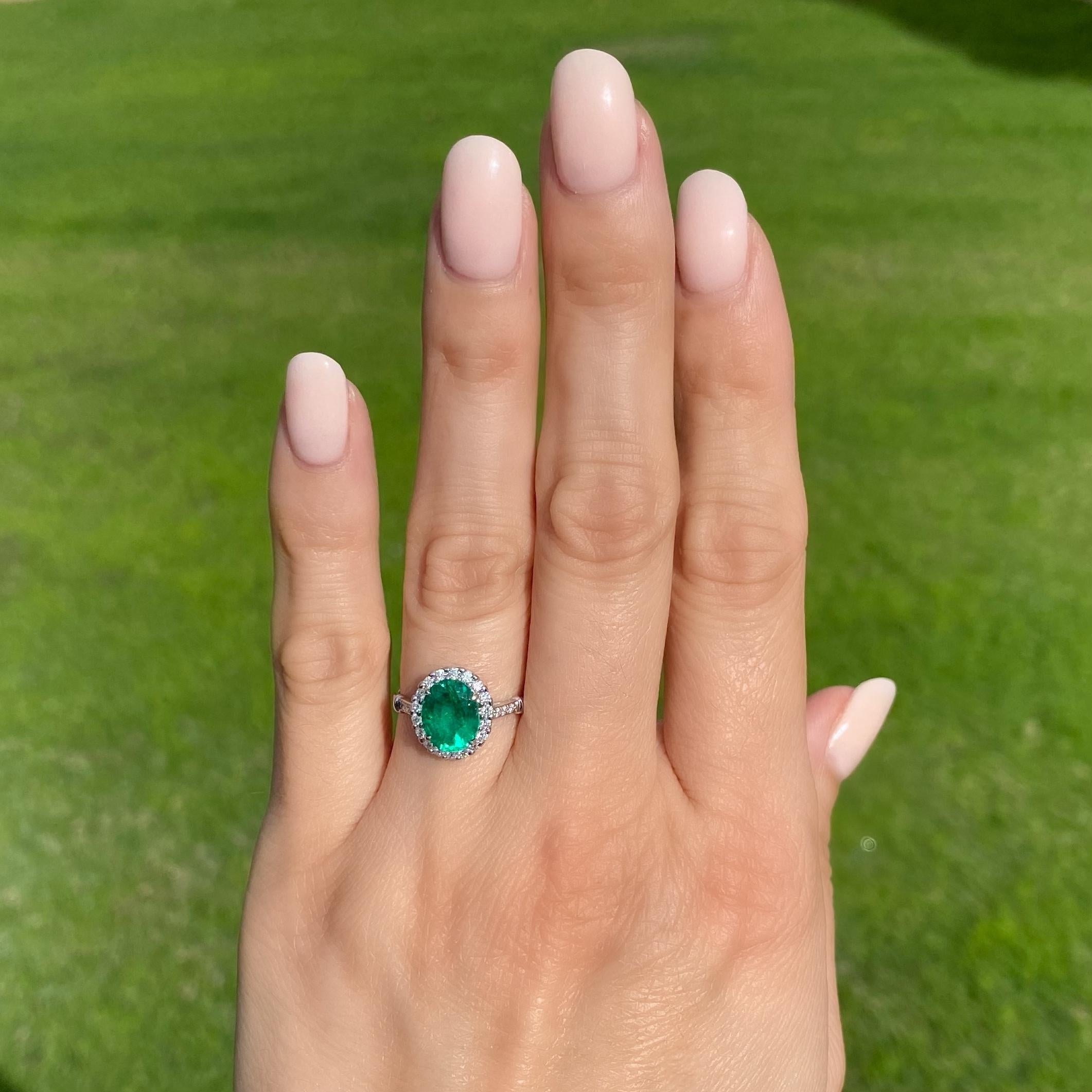 Anillo de oro con esmeralda y diamantes de 2,25 quilates GIA Estate Fine Jewelry Contemporáneo en venta