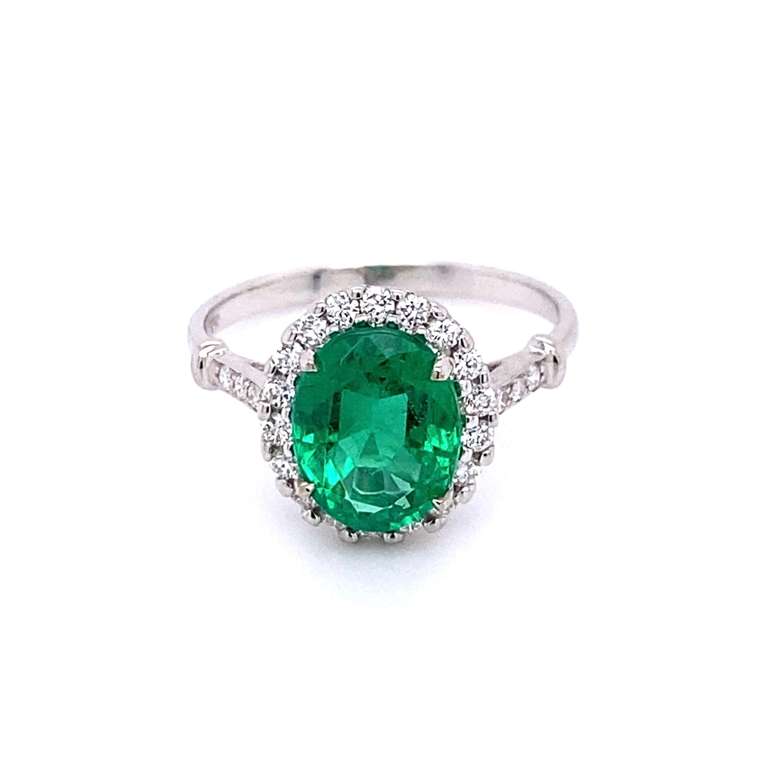 2.25 Carat GIA Emerald and Diamond Gold Ring Estate Fine Jewelry In Excellent Condition For Sale In Montreal, QC