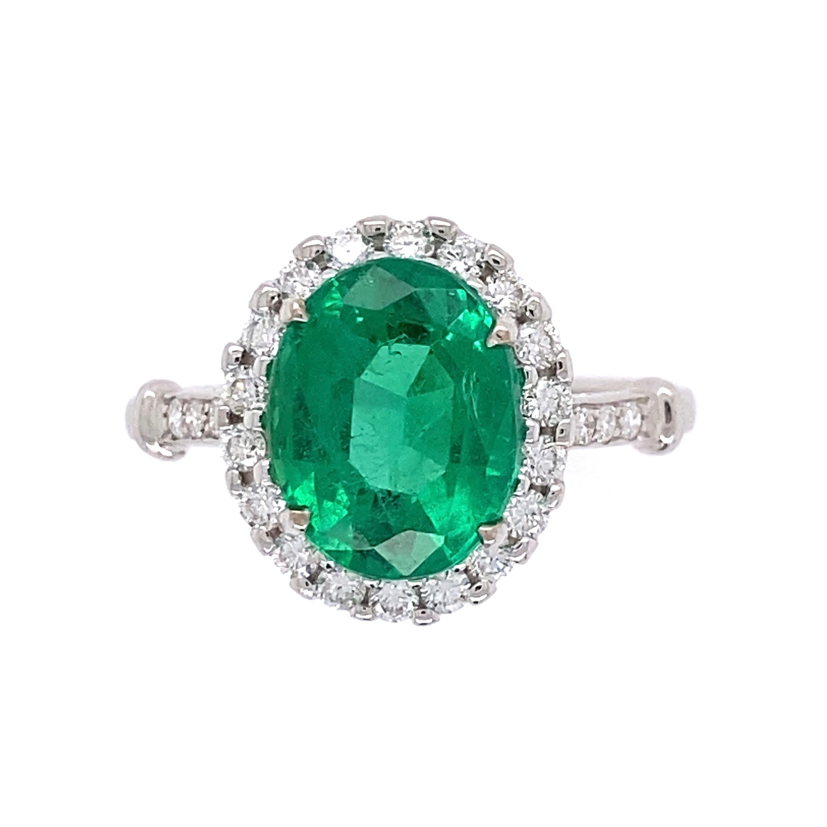 Anillo de oro con esmeralda y diamantes de 2,25 quilates GIA Estate Fine Jewelry en venta 1