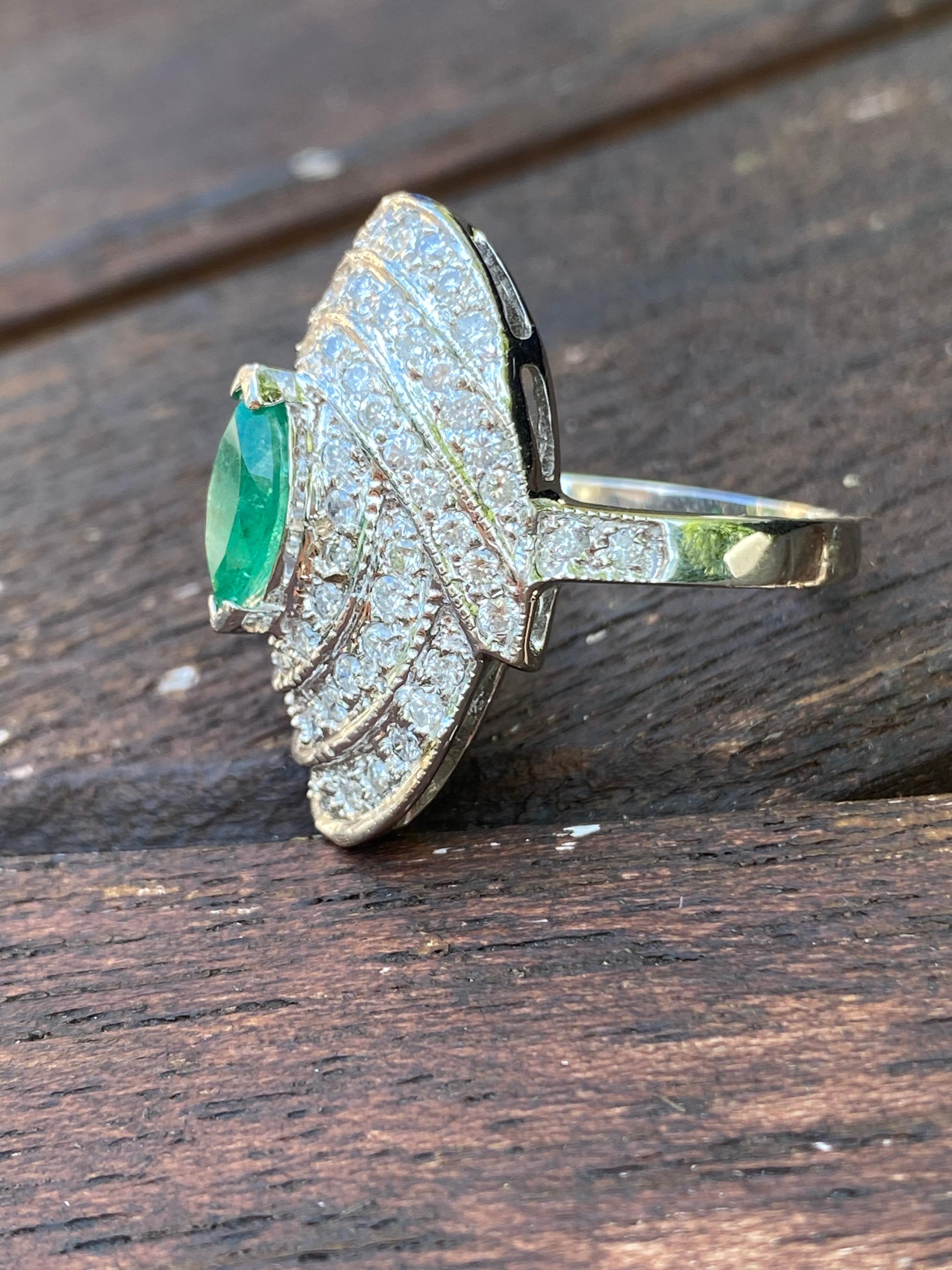 2,25 Karat kolumbianischer Smaragd im Marquis-Schliff und Diamantring aus 14 Karat Weißgold (Marquiseschliff) im Angebot