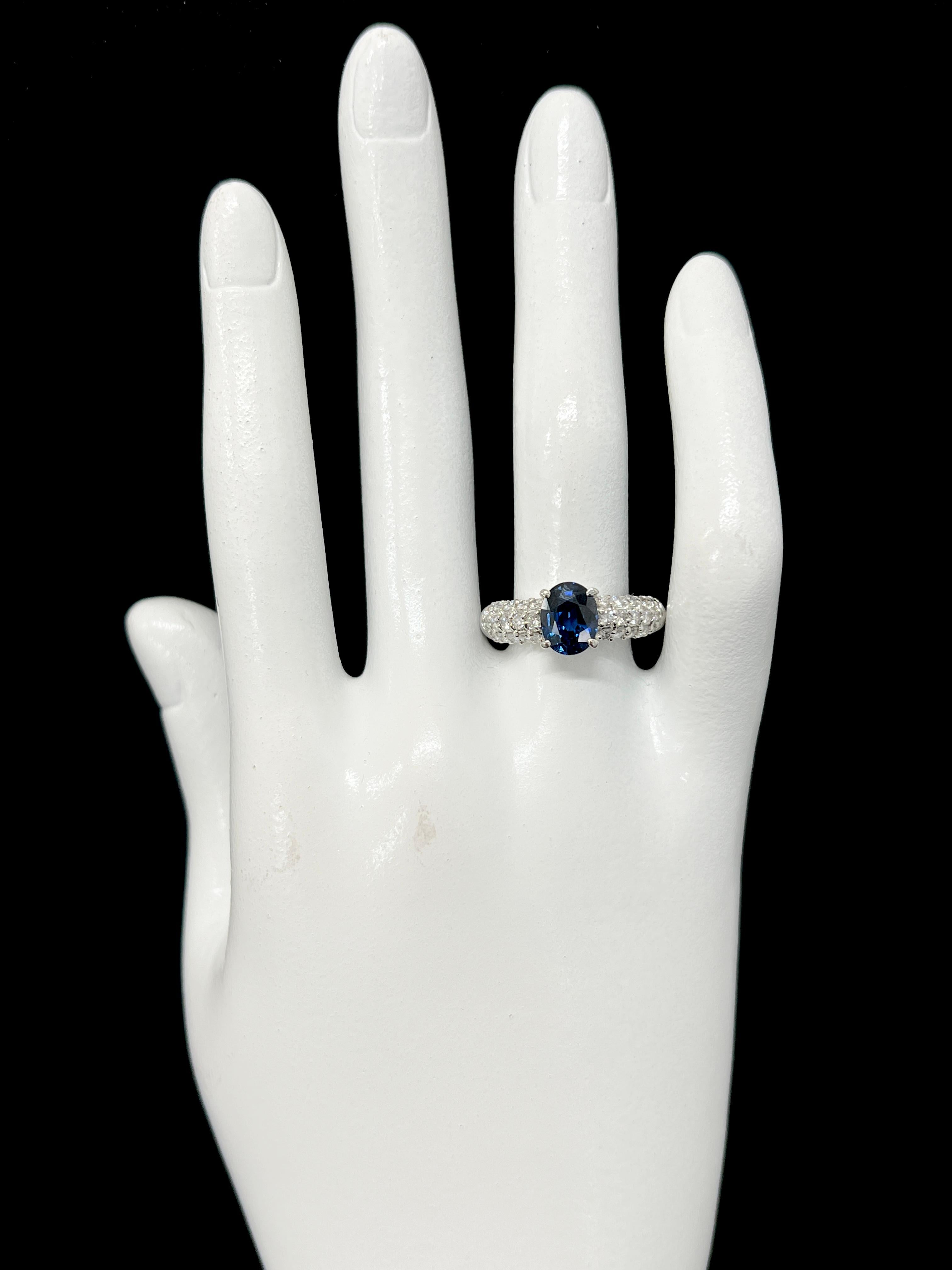 2,25 Karat natürlicher blauer Saphir und Diamant Cocktail-Ring aus Platin im Angebot 1