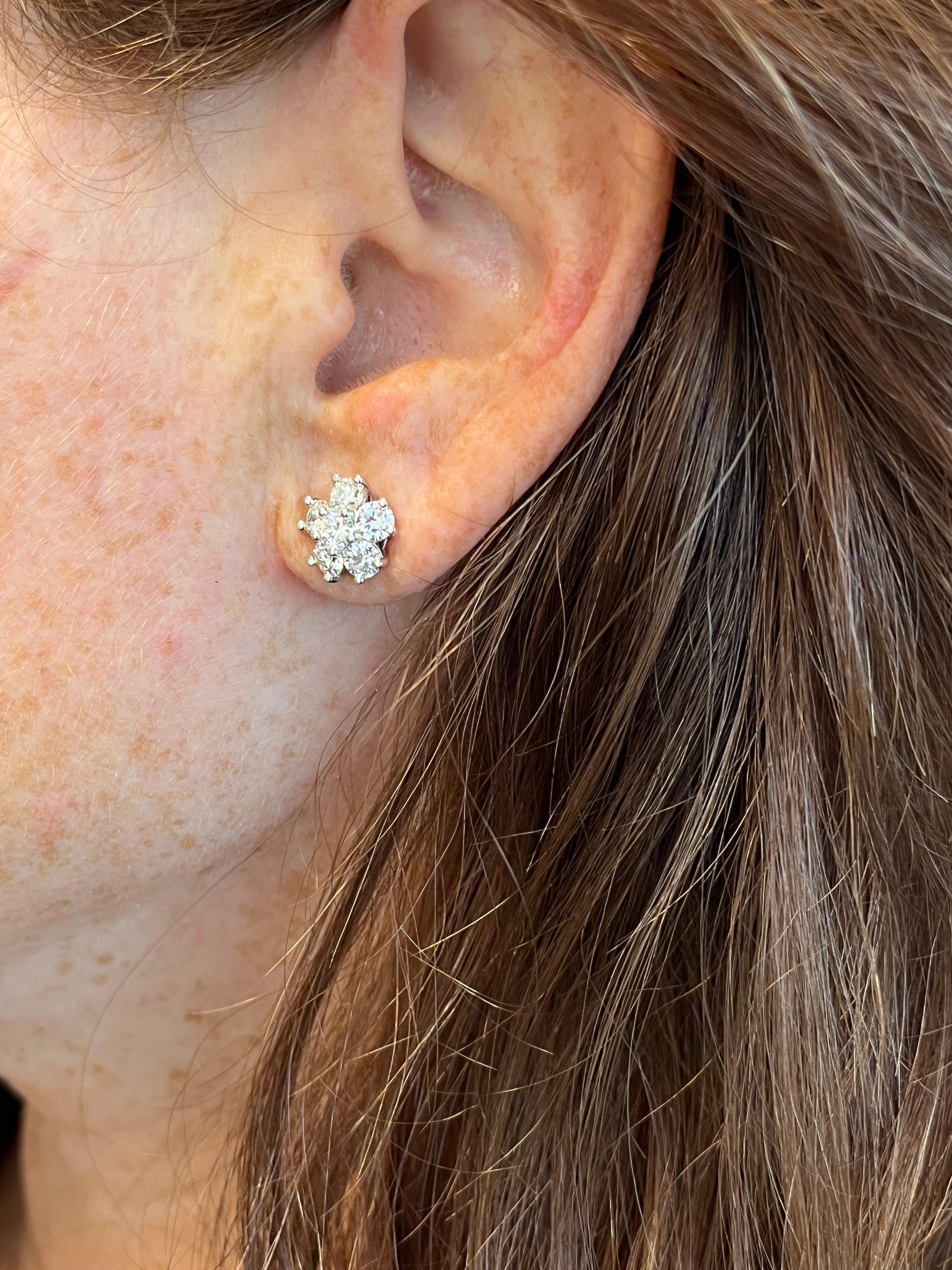 Boucles d'oreilles en diamant naturel de 2,25 carats Excellent état - En vente à Miami, FL