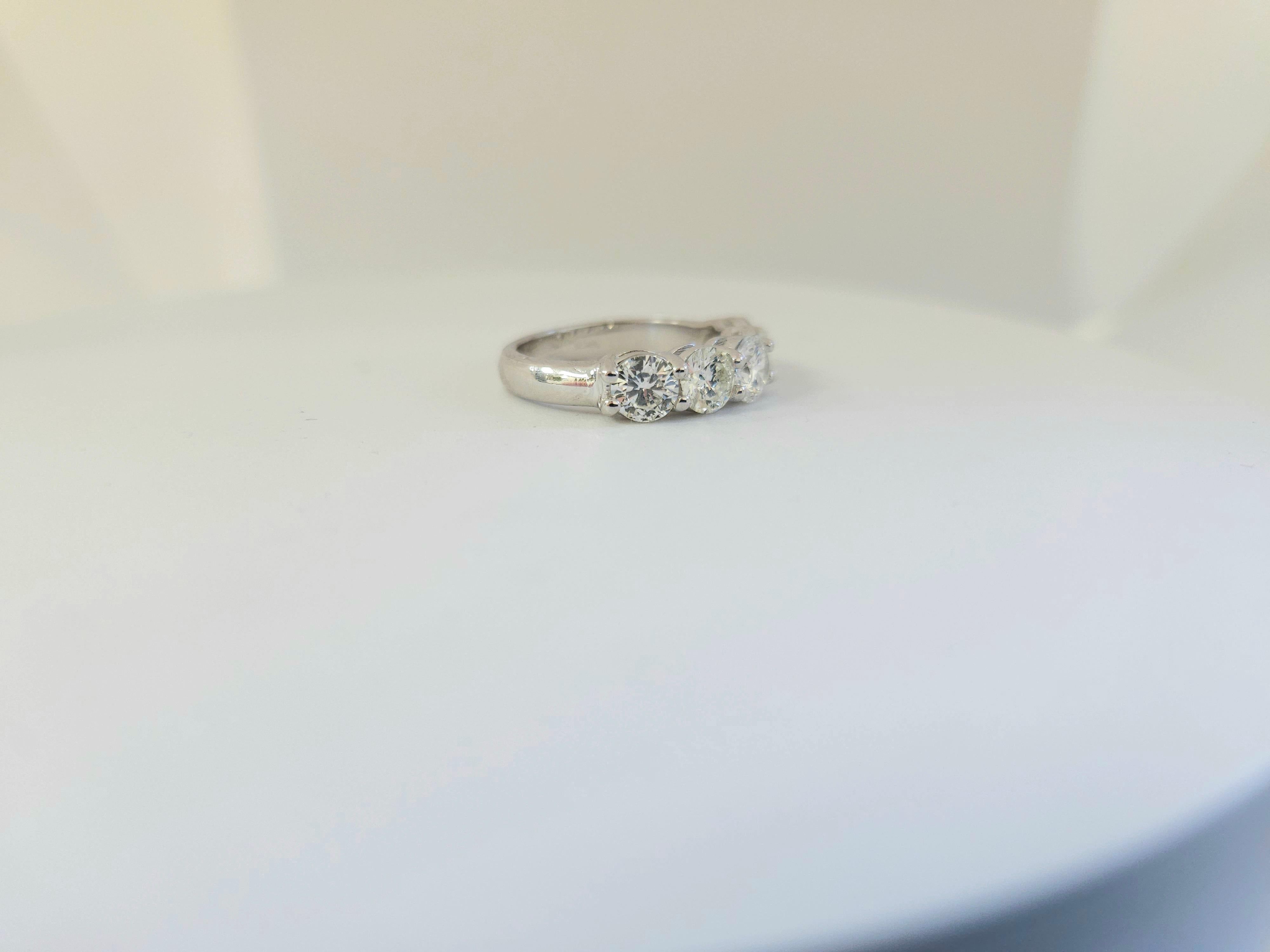 2,25 carats  Bague miniature en or blanc avec diamant naturel 14K  Neuf - En vente à Great Neck, NY