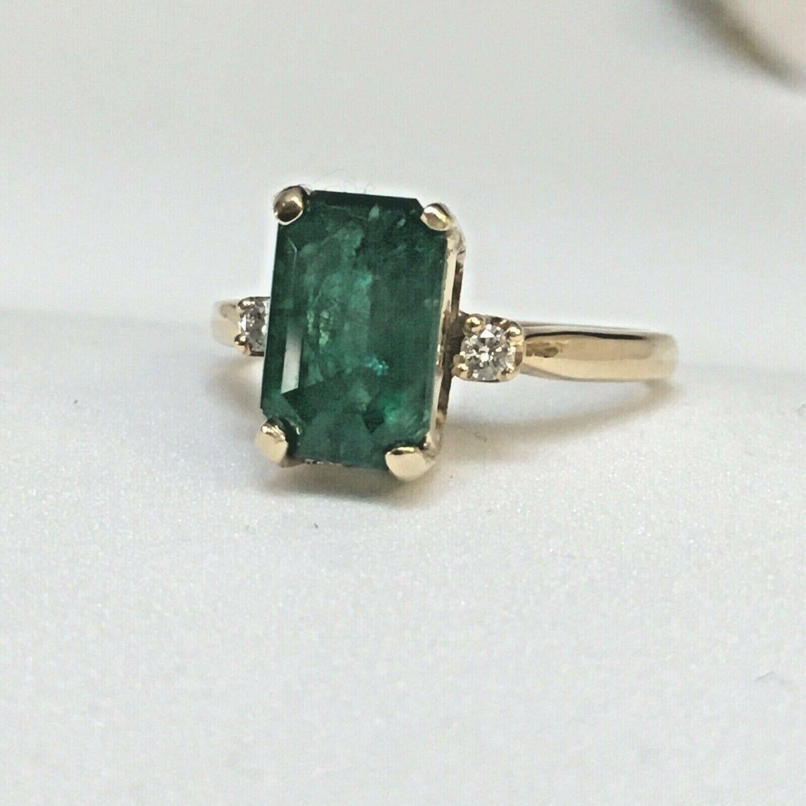Modernist 2.25 Carat Natural Emerald 14k Gold Diamond Ring 3.5 Gram For Sale