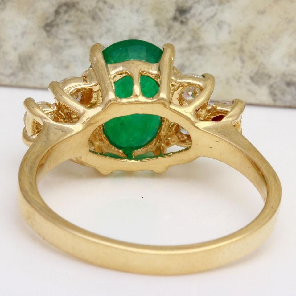 Taille émeraude Bague en or jaune massif 14 carats avec émeraude naturelle de 2,25 carats et diamants en vente