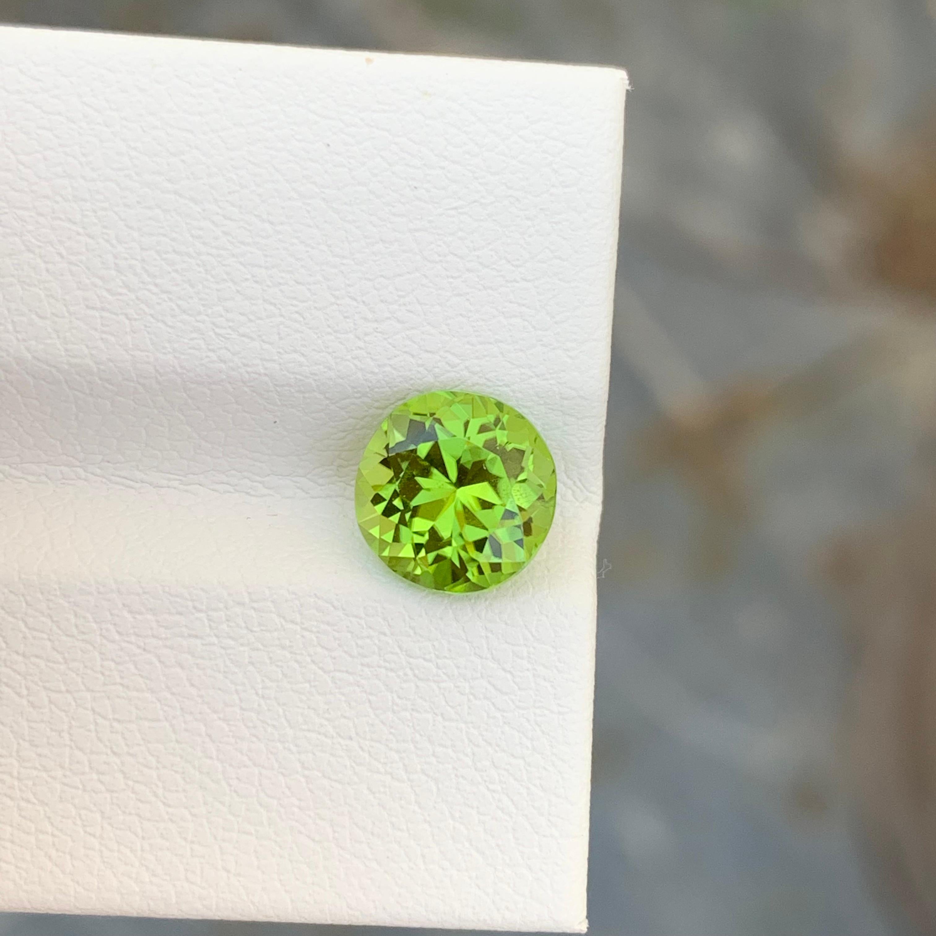 2.25 Carat Natural Loose Apple Green Peridot Round Shape Gem For Ring Jewellery  For Sale 4