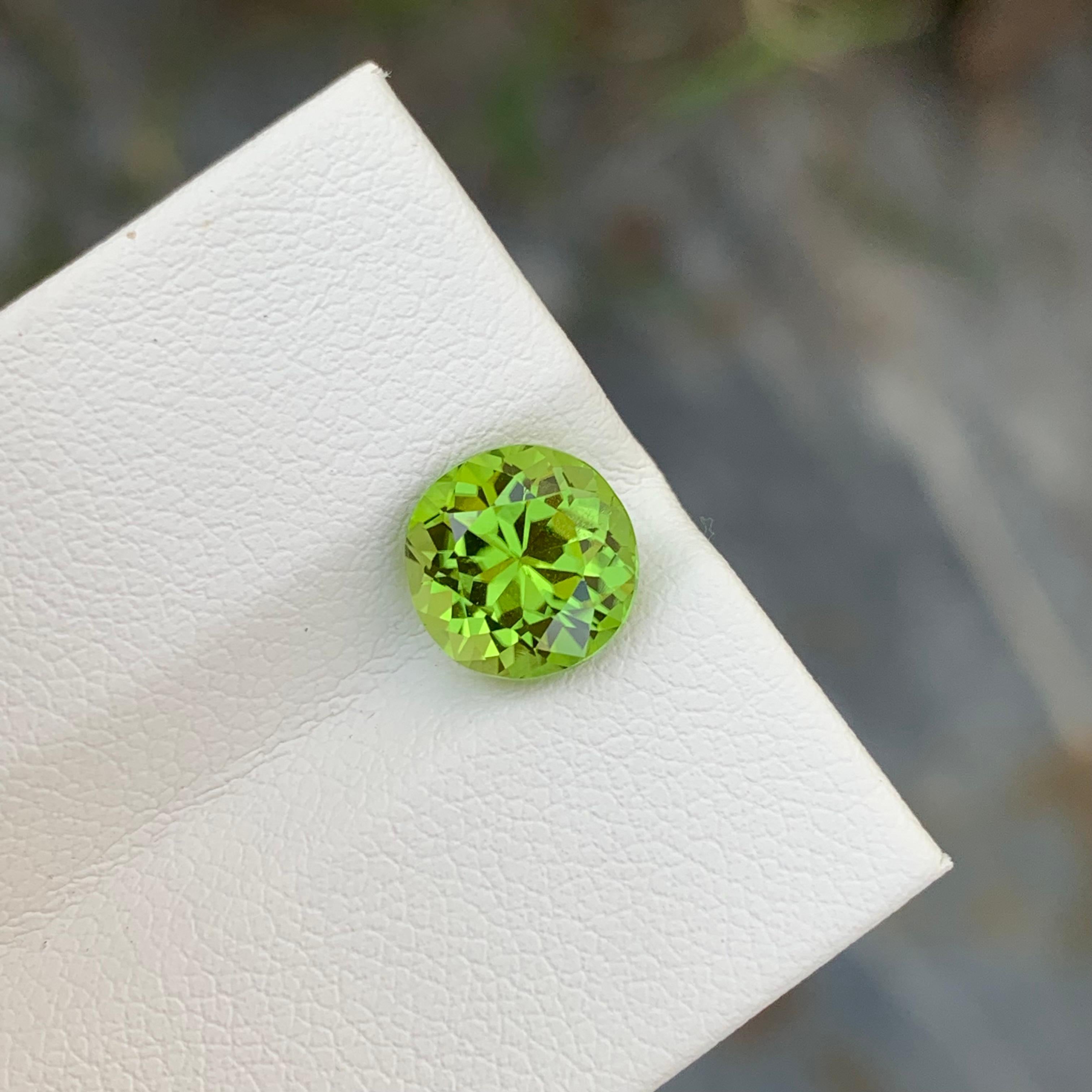Round Cut 2.25 Carat Natural Loose Apple Green Peridot Round Shape Gem For Ring Jewellery  For Sale