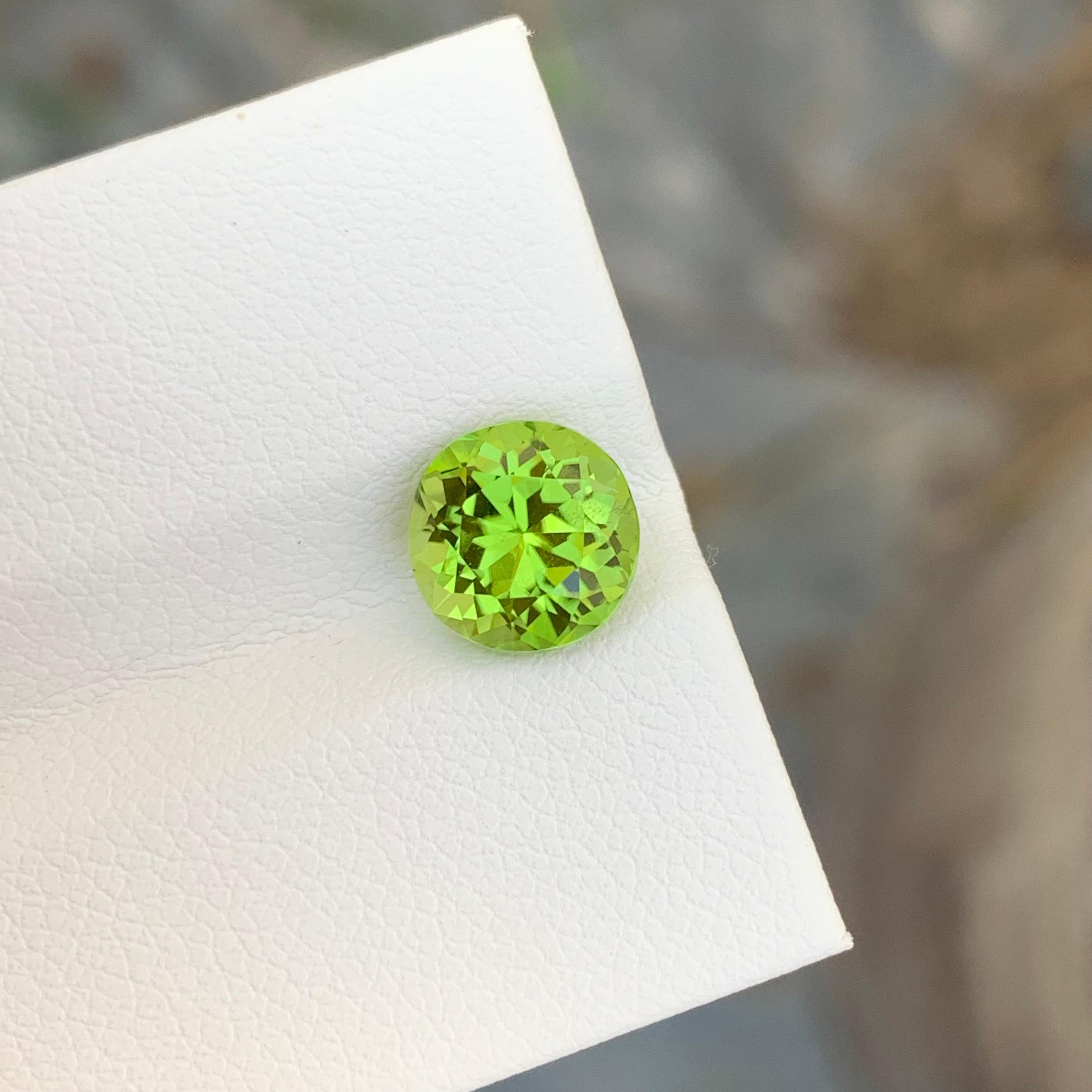 2.25 Carat Natural Loose Apple Green Peridot Round Shape Gem For Ring Jewellery  In New Condition For Sale In Peshawar, PK