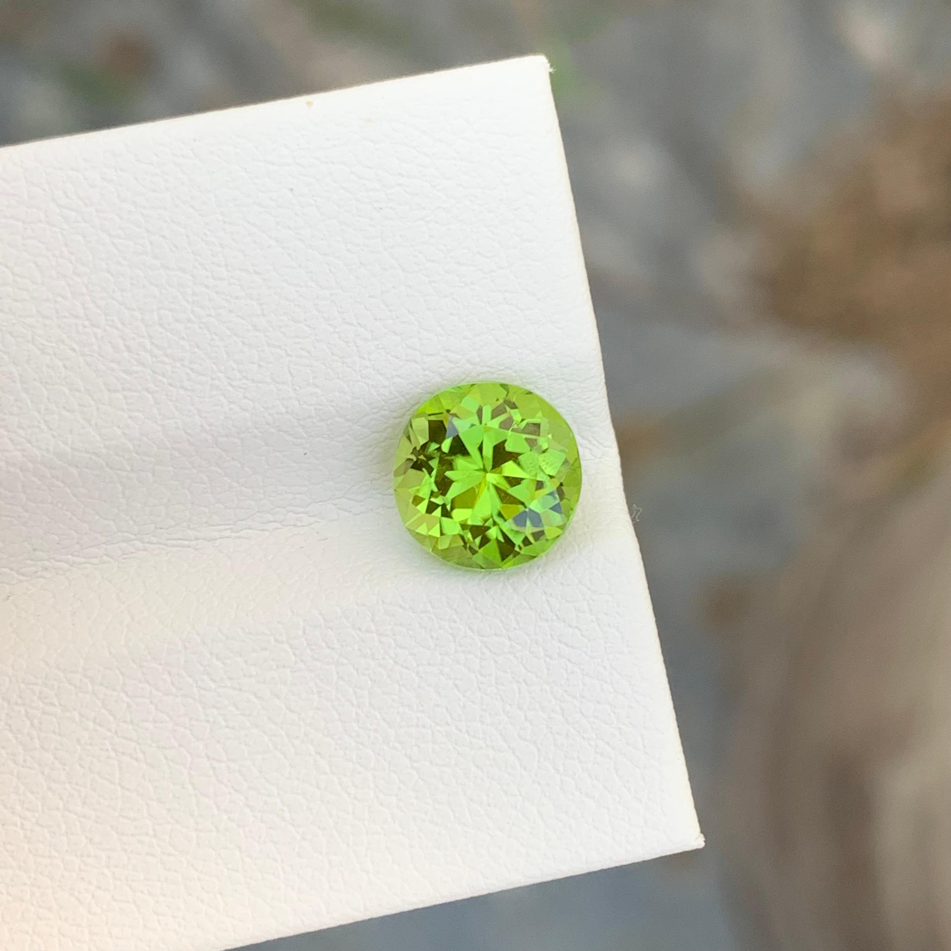 2.25 Carat Natural Loose Apple Green Peridot Round Shape Gem For Ring Jewellery  For Sale 1