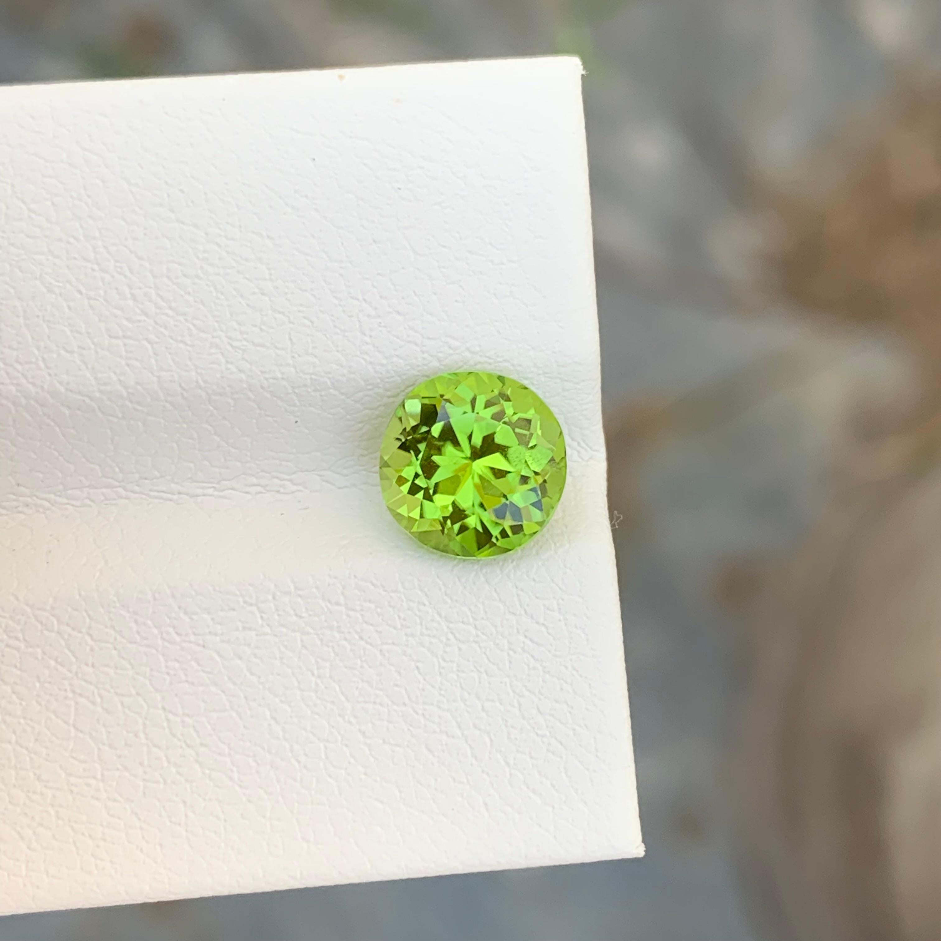 2.25 Carat Natural Loose Apple Green Peridot Round Shape Gem For Ring Jewellery  For Sale 2