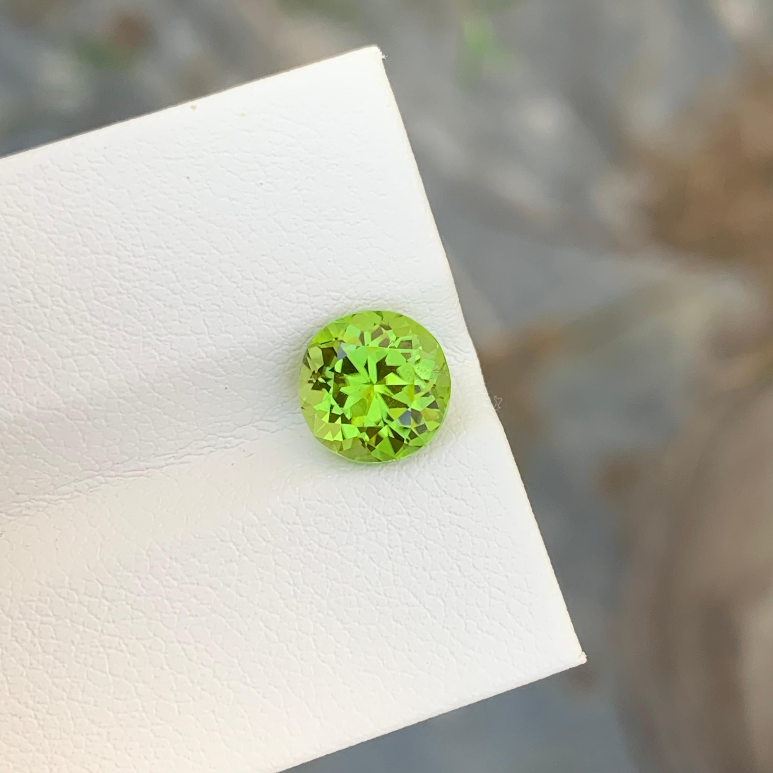 2.25 Carat Natural Loose Apple Green Peridot Round Shape Gem For Ring Jewellery For Sale 3