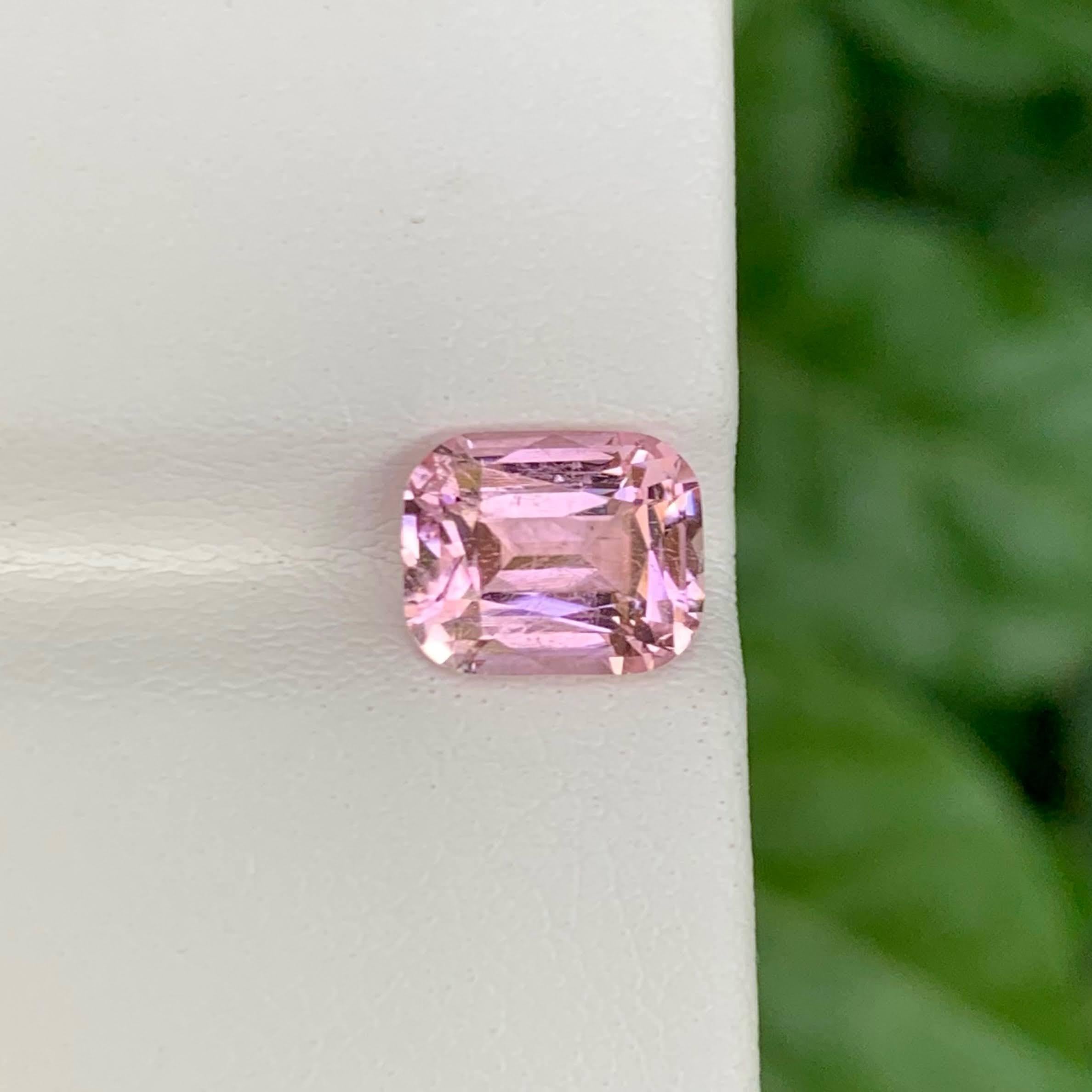 Poids 2,25 carats
Dimensions 8.4x6.8x5mm
Traitement Aucun
Origine afghane
Clarté  VVS
Forme Coupe Coussin
NA



Cette exquise tourmaline rose bubblegum naturelle de 2,25 carats est une pierre précieuse rare et vibrante, taillée de manière experte en