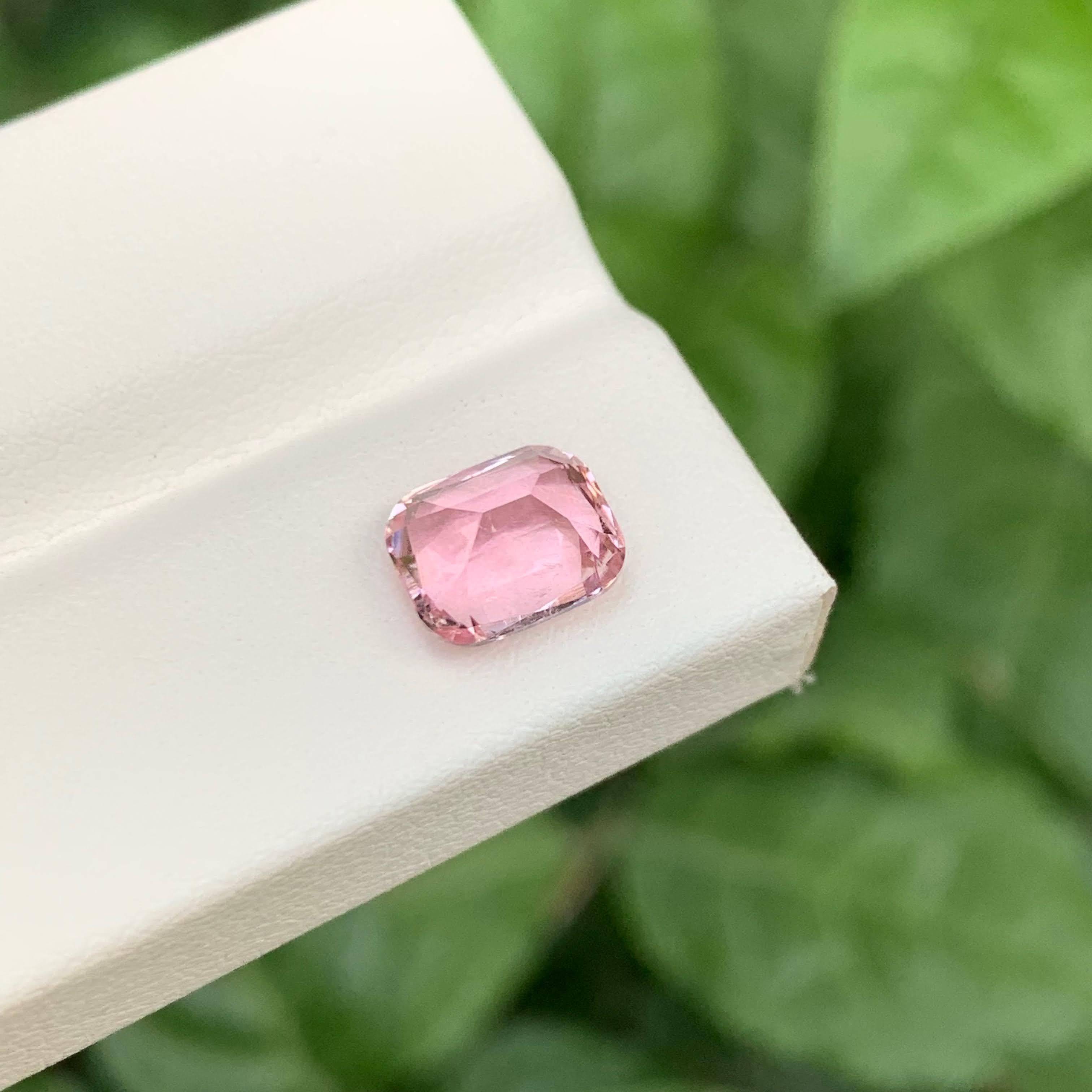 Moderne 2.25 Carat Natural Loose Bubblegum Pink Tourmaline Cushion Cut Afghan Gemstone (pierre précieuse afghane) en vente