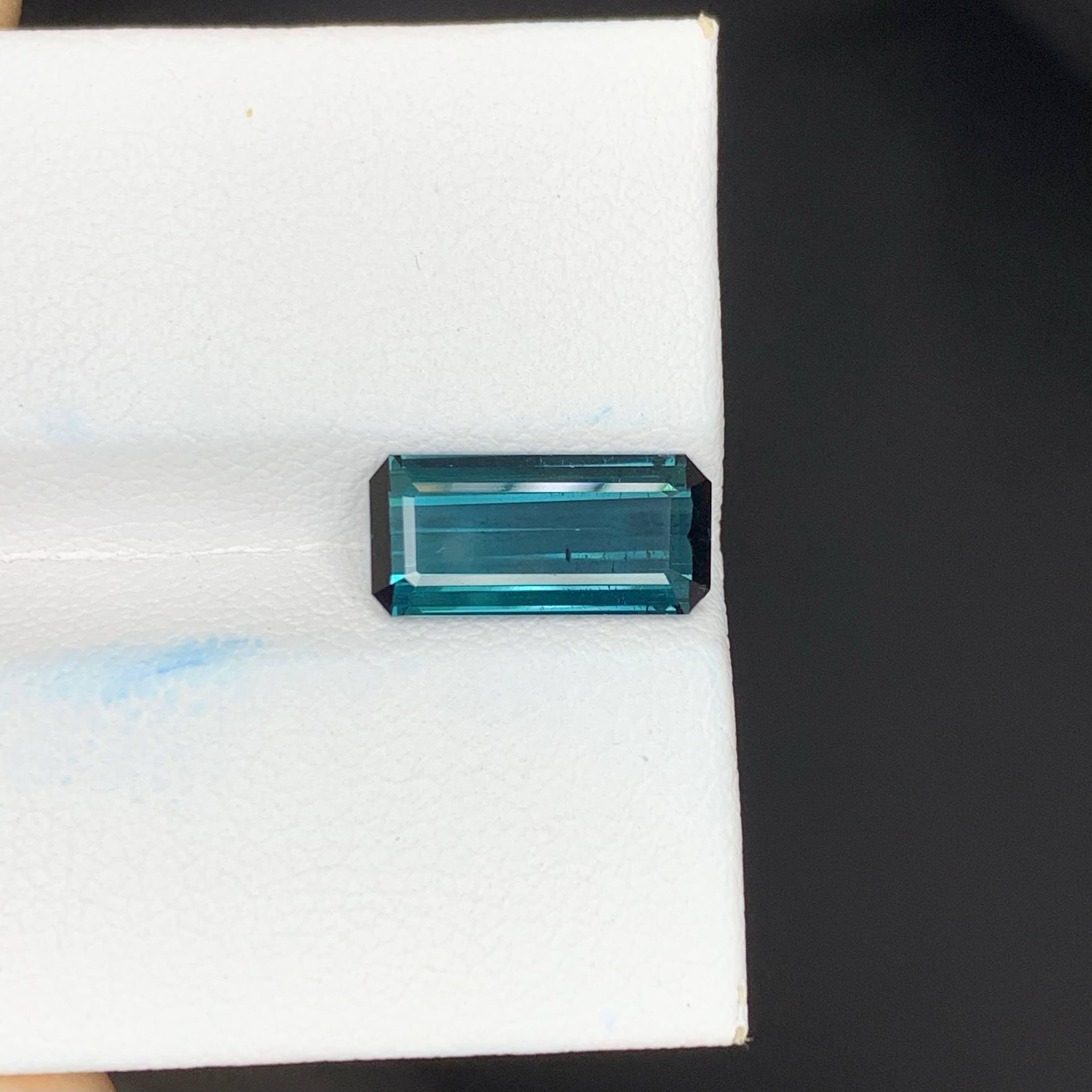 Poids 2,25 carats 
Dimensions 12.1x5.8x4.3mm
Traitement Aucun 
Origine afghane 
Clarity SI
Forme Coupe Émeraude 




Cette superbe tourmaline de 2,25 carats présente une couleur bleu profond captivante, offrant un ton riche et élégant très prisé des