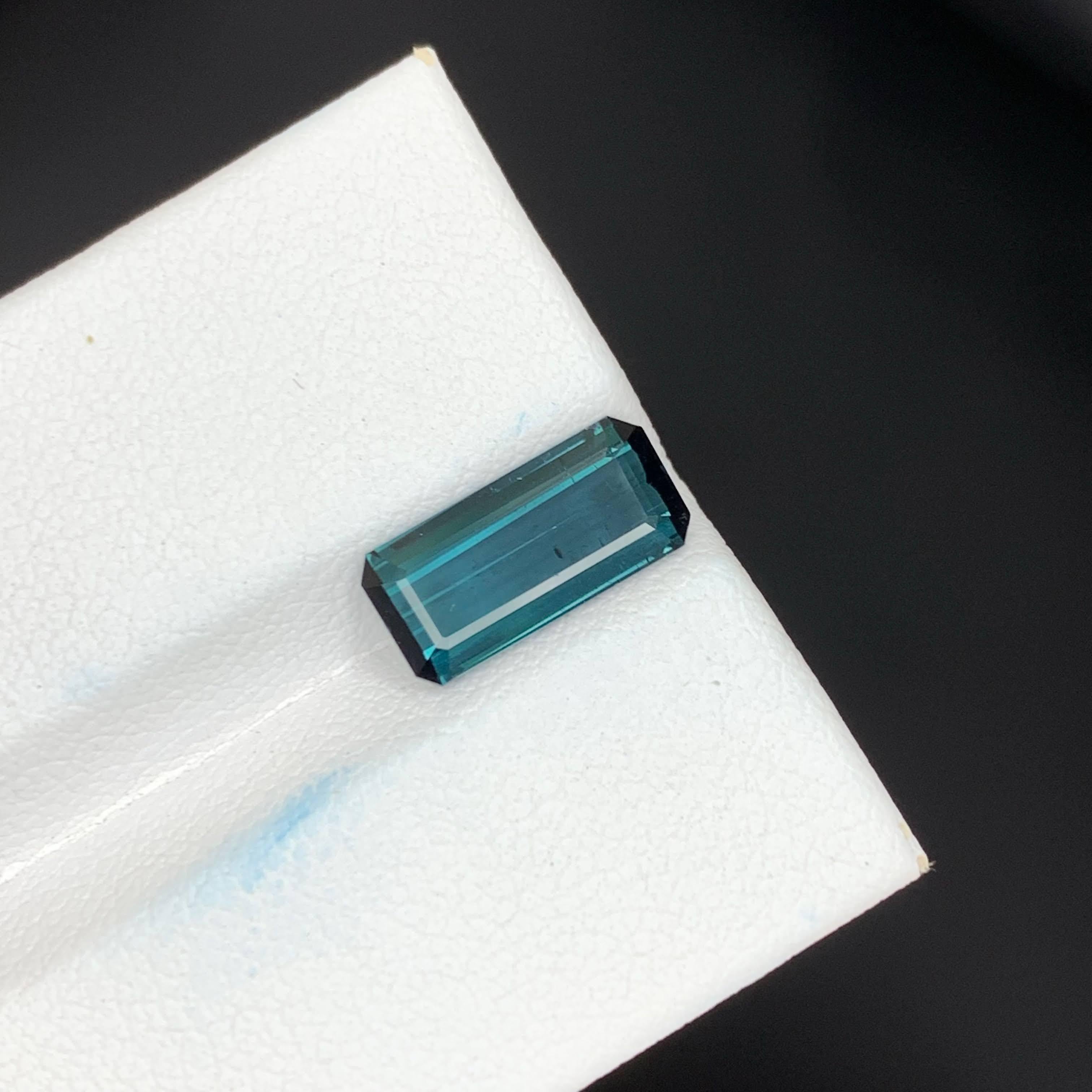 Moderne 2.25 Carat Natural Loose Deep Blue Color Tourmaline Emerald Cut Afghan Gemstone (pierre précieuse afghane) en vente