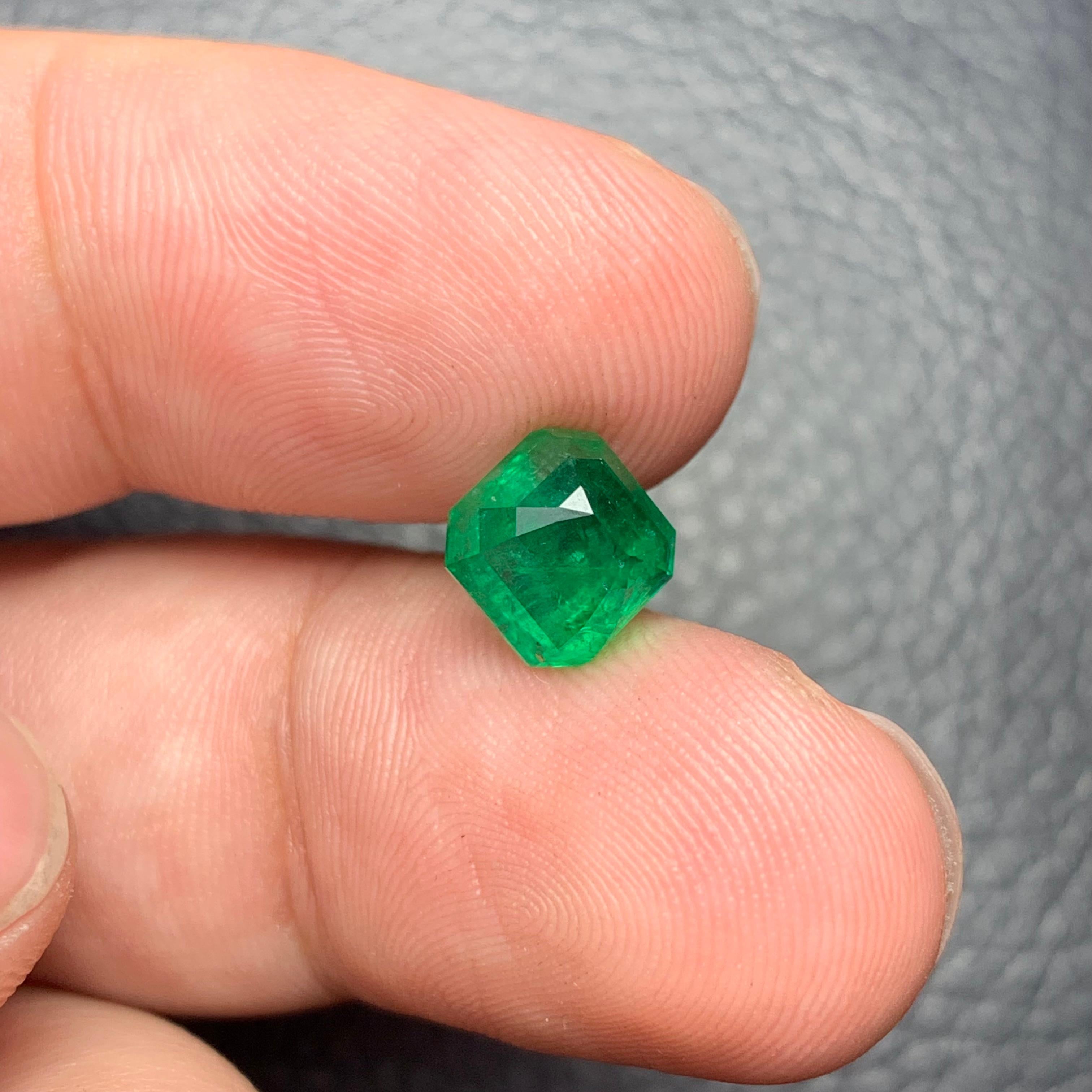 Arts and Crafts Top Quality 2.25 Carat Natural Loose Emerald Square Cut Gemstone in vendita