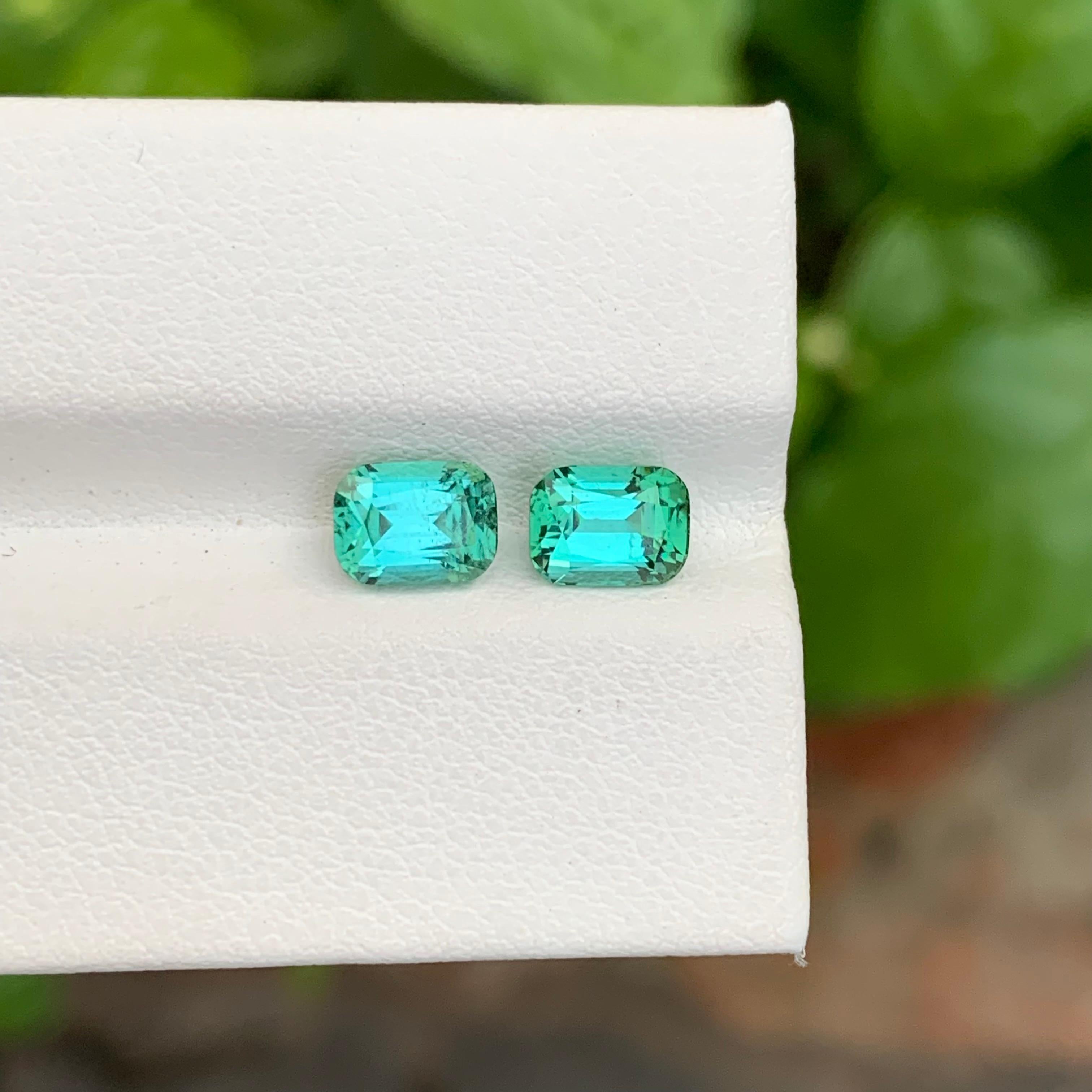 Arts and Crafts 2.25 Carat Natural Loose Green Lagoon Dual Tourmaline Cushion Shape Gemstone (pierre précieuse en forme de coussin) en vente