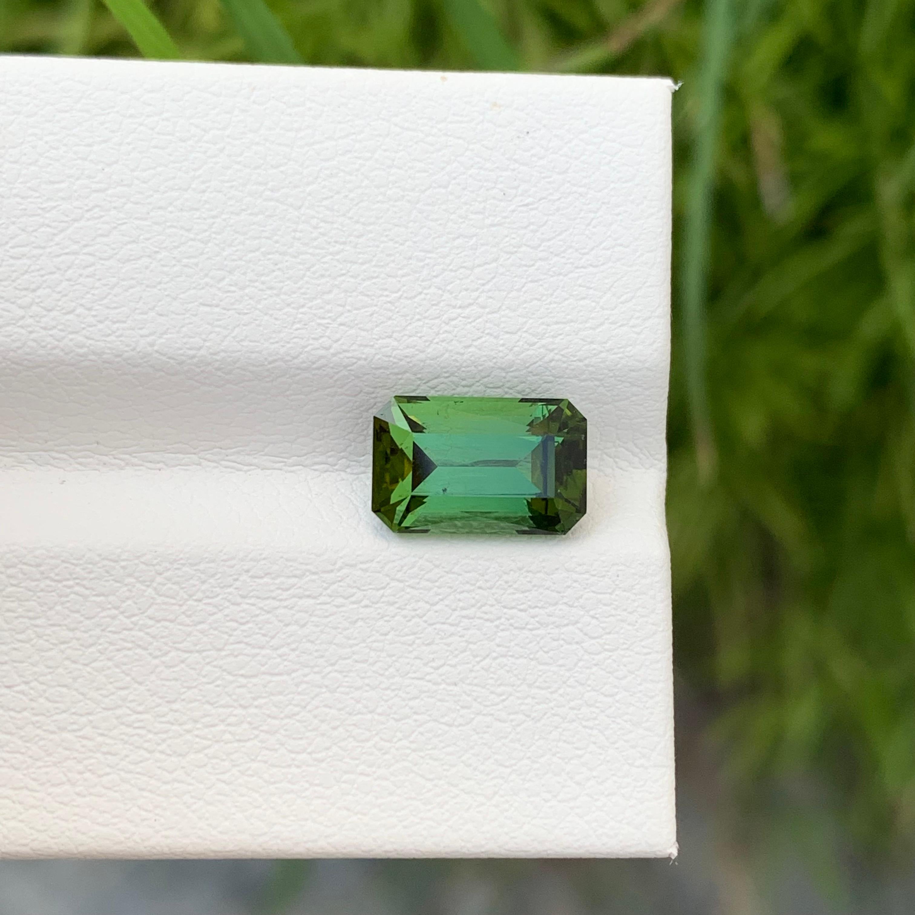 2.25 Carat Natural Loose Green Tourmaline Emerald Shape Gem From Afghanistan en vente 4