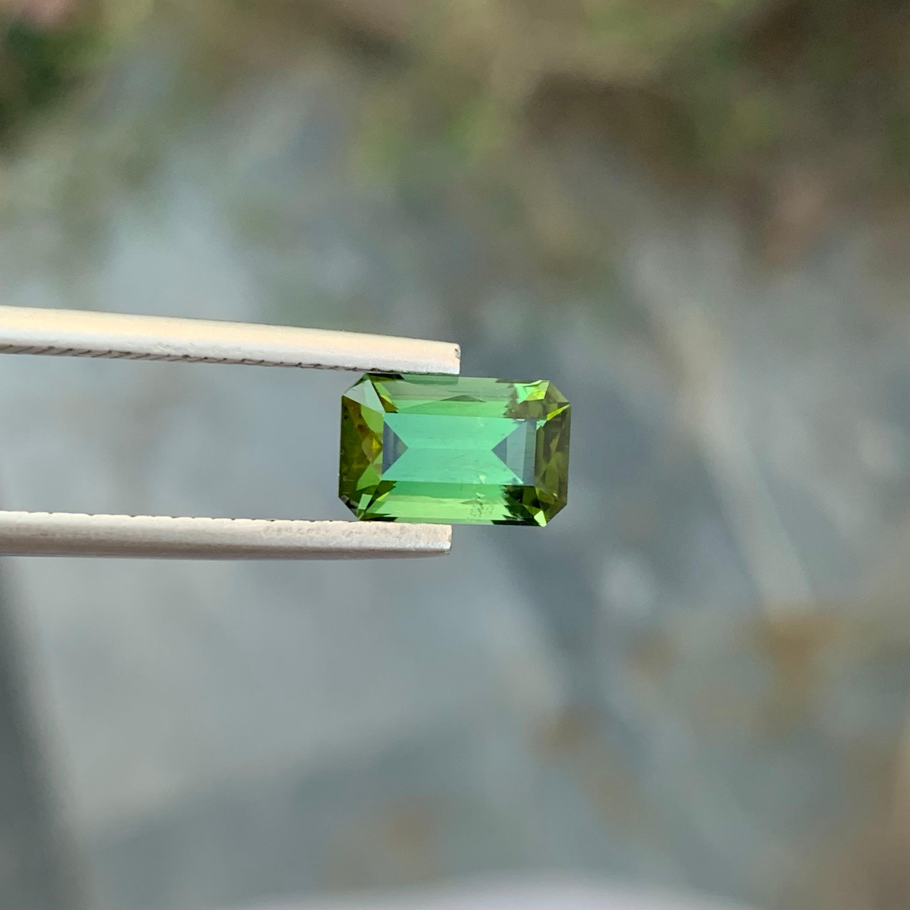 2.25 Carat Natural Loose Green Tourmaline Emerald Shape Gem From Afghanistan Unisexe en vente