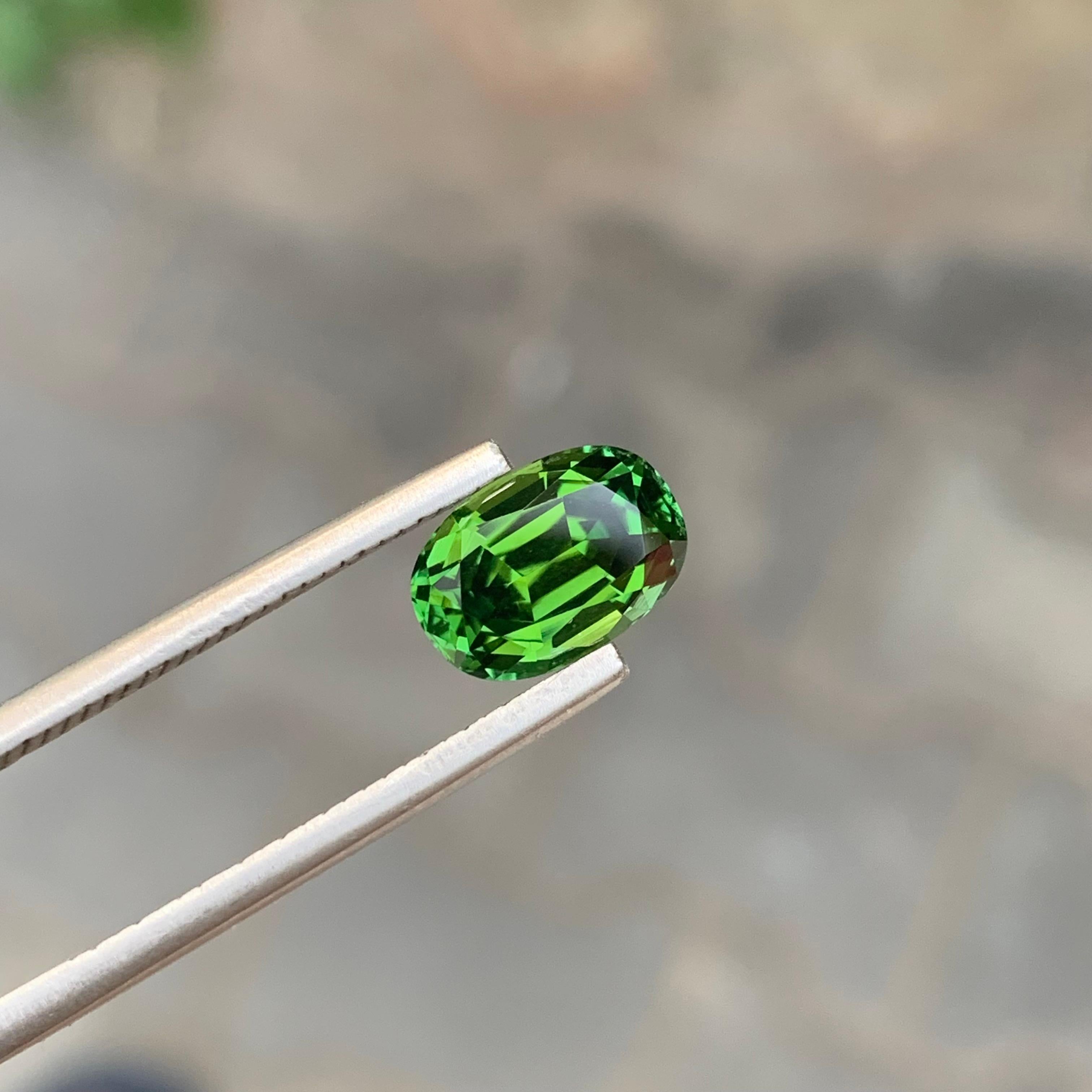 Gemma di forma ovale di tormalina verde naturale sciolta da 2,25 carati in vendita 4