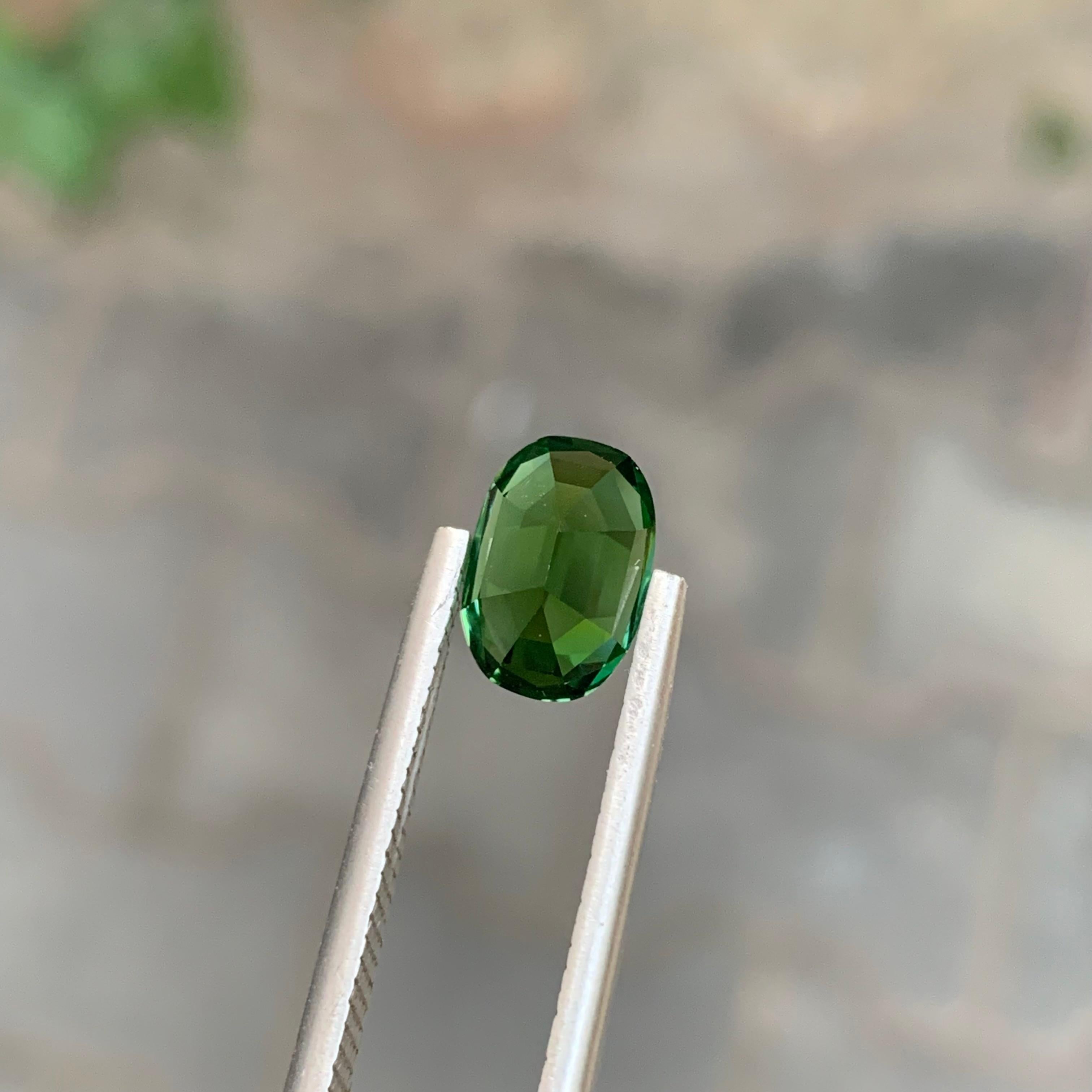 Gemma di forma ovale di tormalina verde naturale sciolta da 2,25 carati in vendita 5