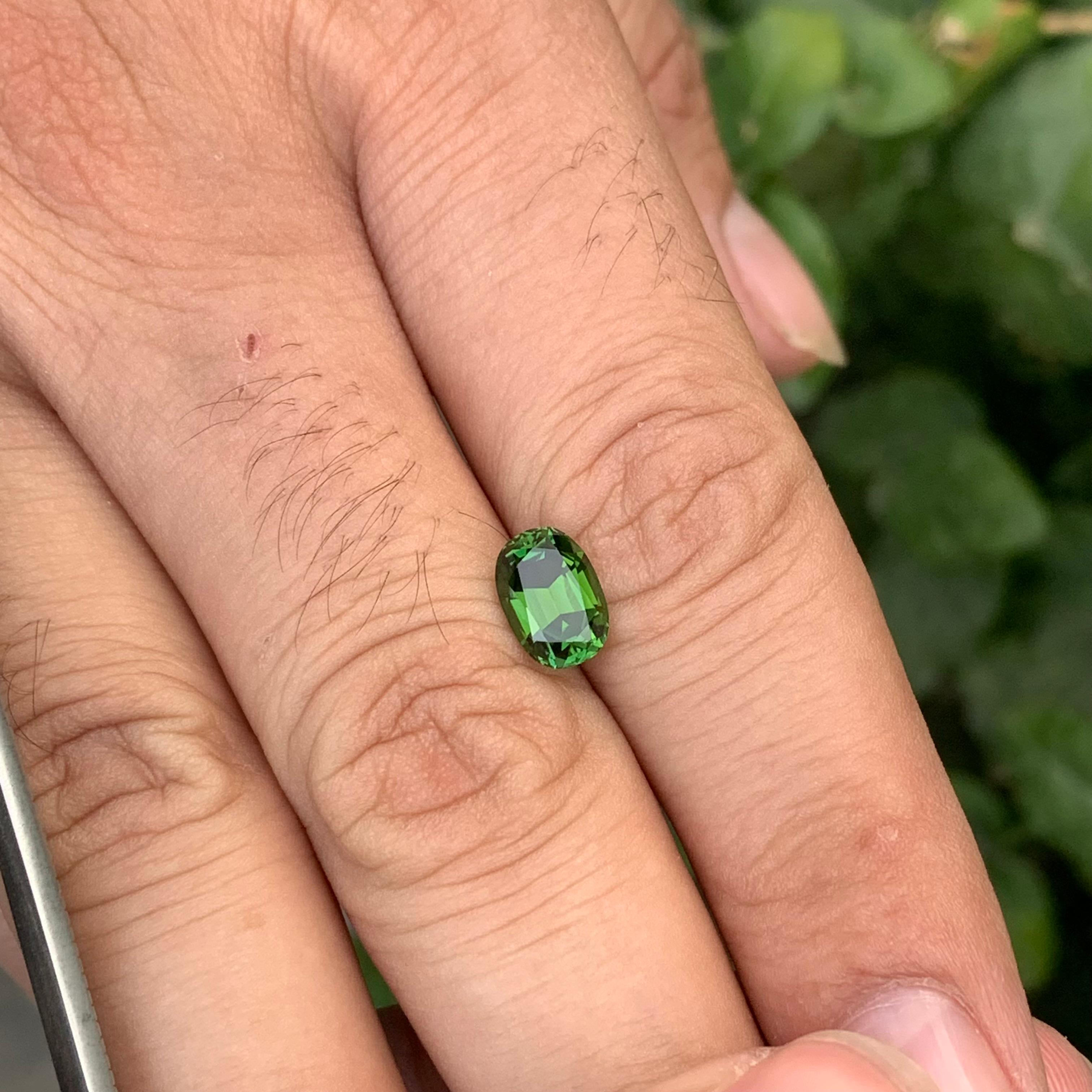 Taglio ovale Gemma di forma ovale di tormalina verde naturale sciolta da 2,25 carati in vendita