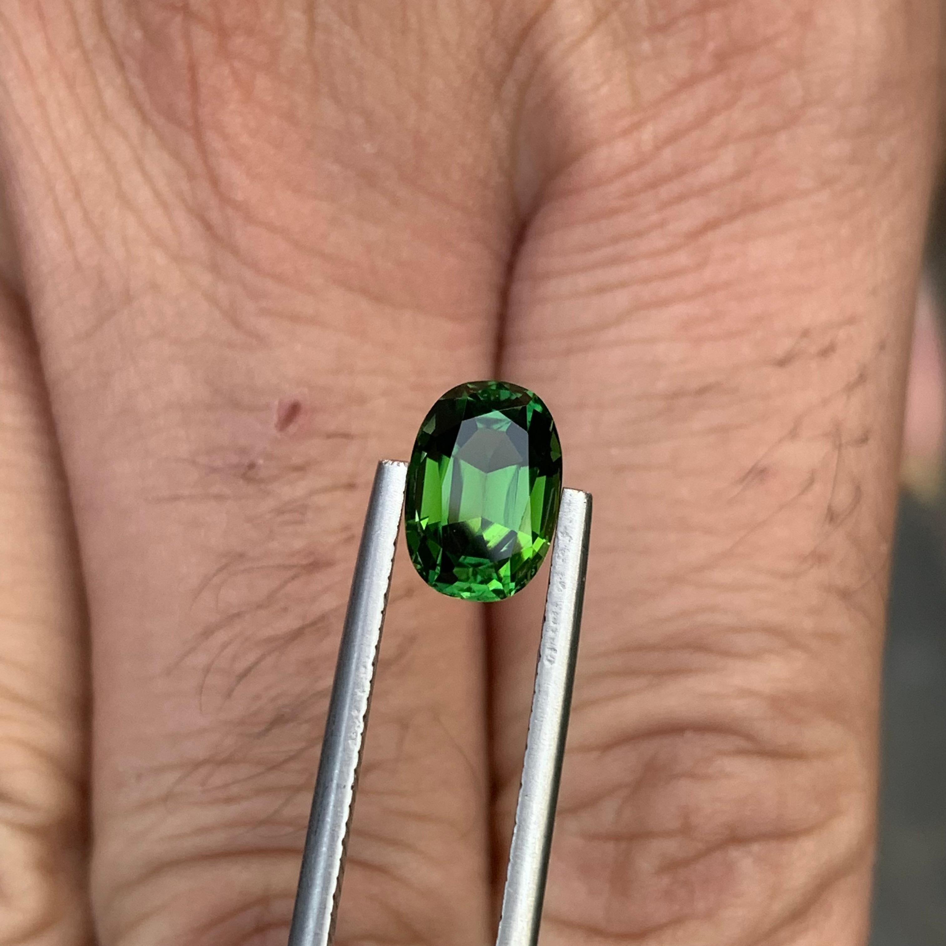Gemma di forma ovale di tormalina verde naturale sciolta da 2,25 carati In condizioni Nuovo in vendita a Peshawar, PK