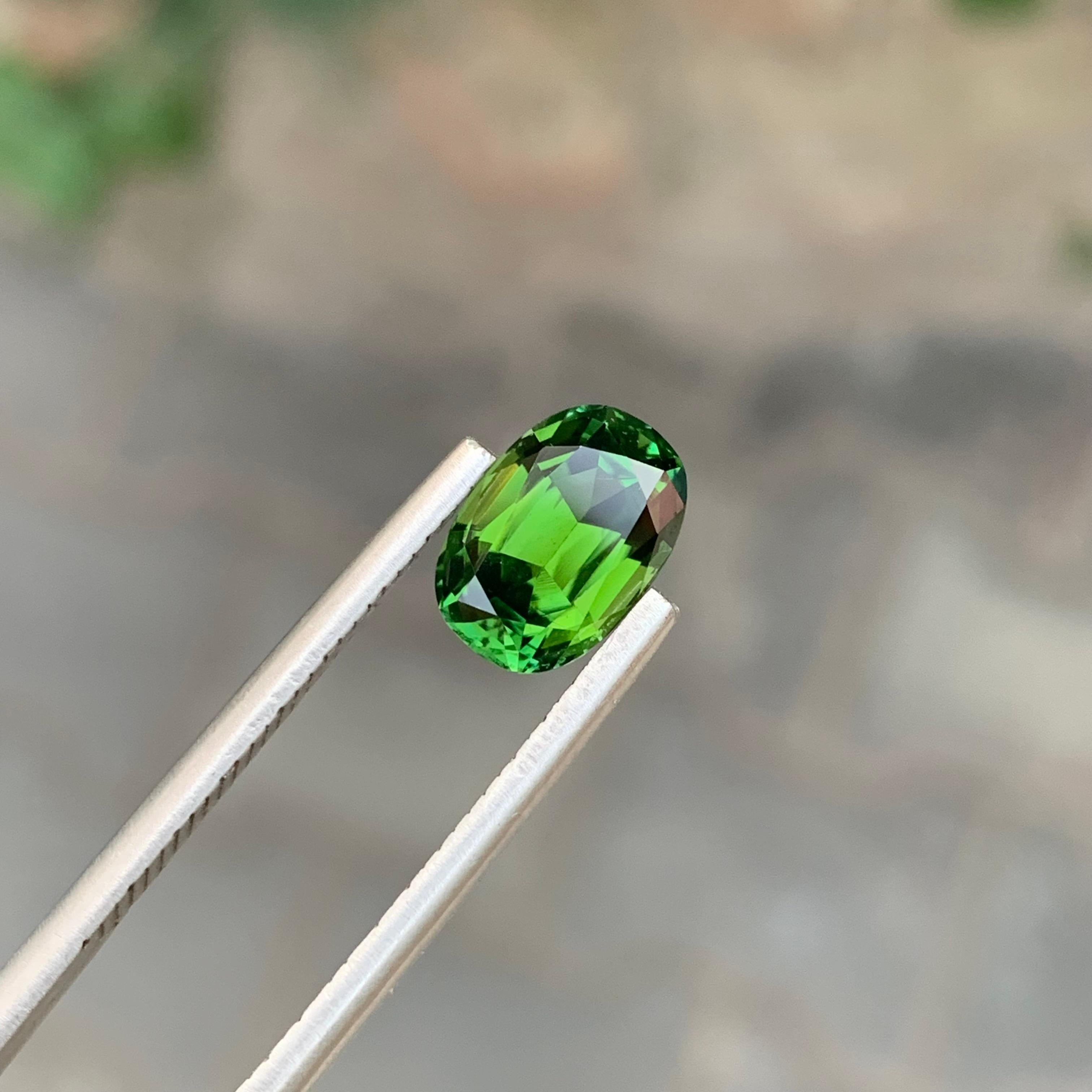 Gemma di forma ovale di tormalina verde naturale sciolta da 2,25 carati in vendita 1
