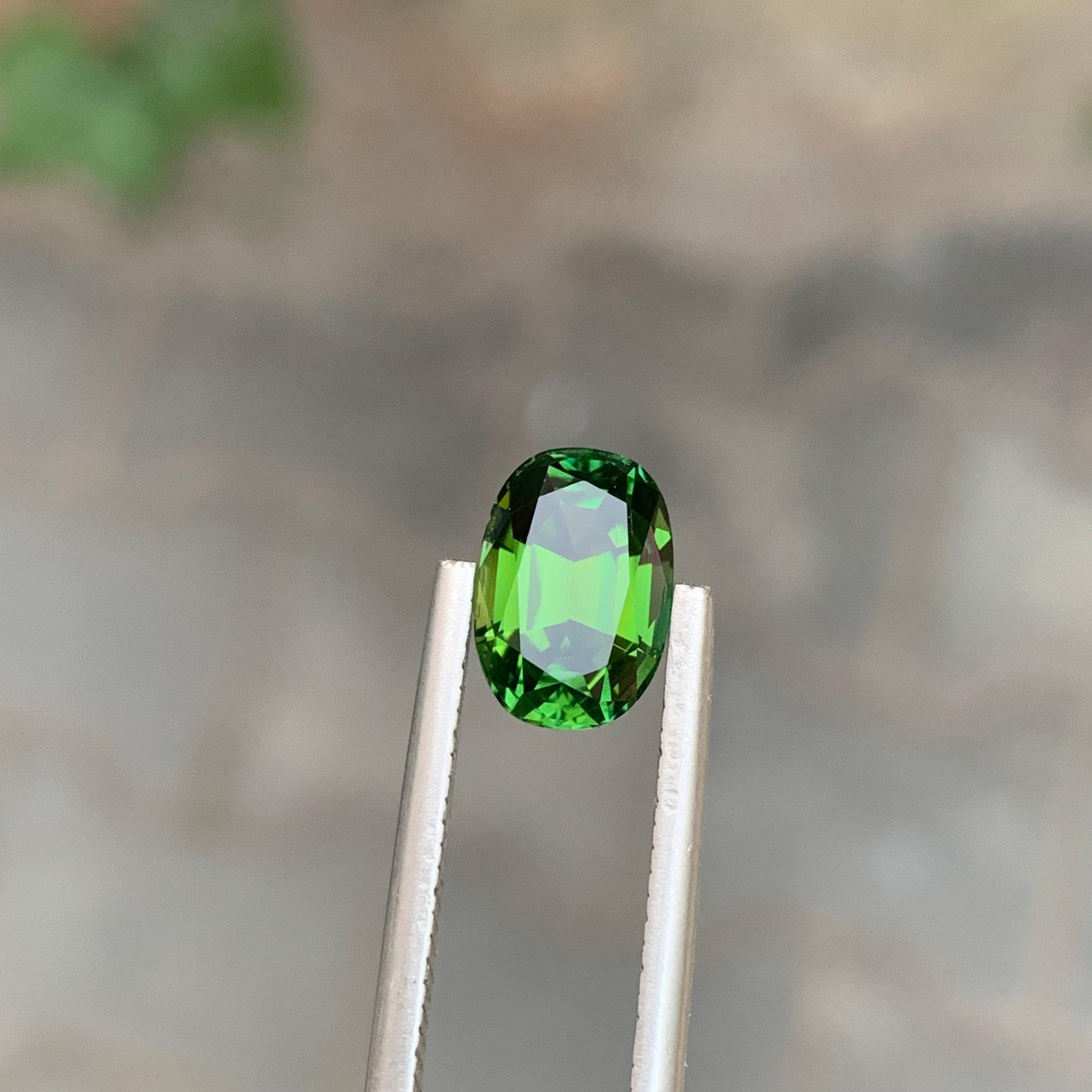 Gemma di forma ovale di tormalina verde naturale sciolta da 2,25 carati in vendita 2