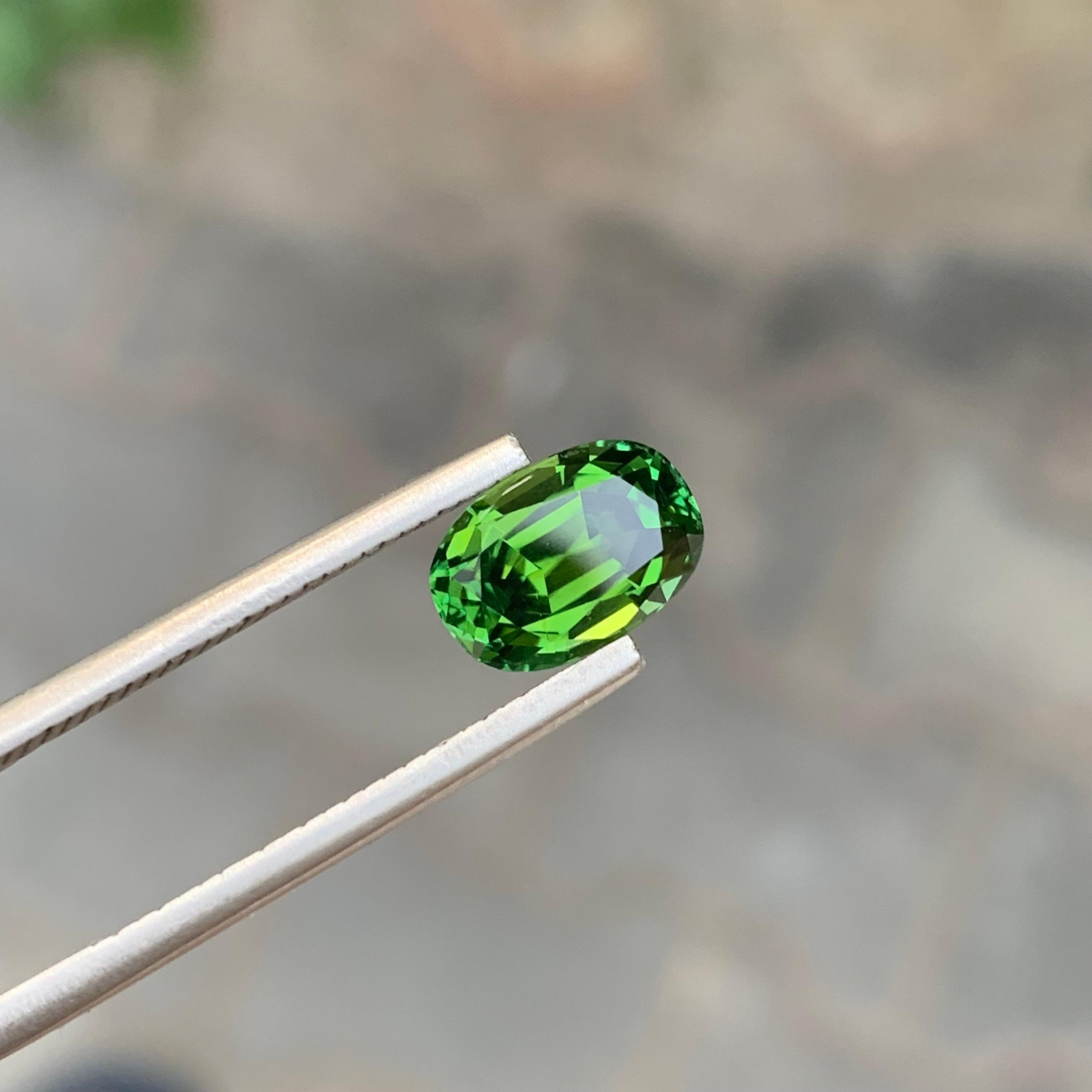 Gemma di forma ovale di tormalina verde naturale sciolta da 2,25 carati in vendita 3