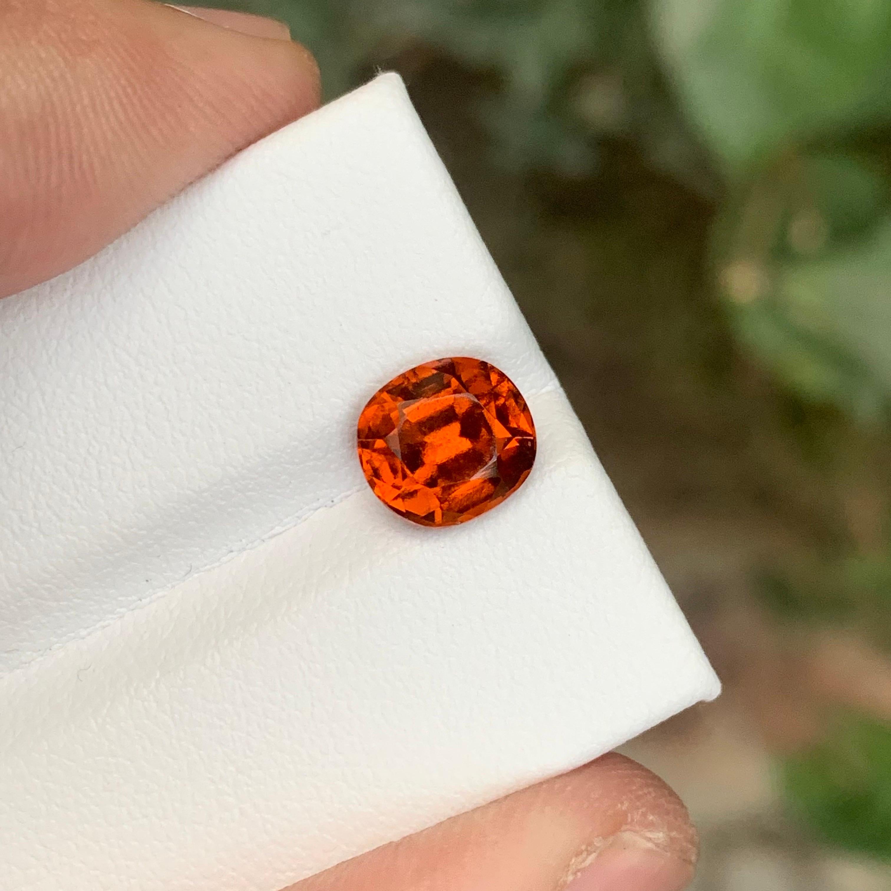 Arts and Crafts 2,25 carati di granato di assonite naturale sfuso con taglio a cuscino in vendita