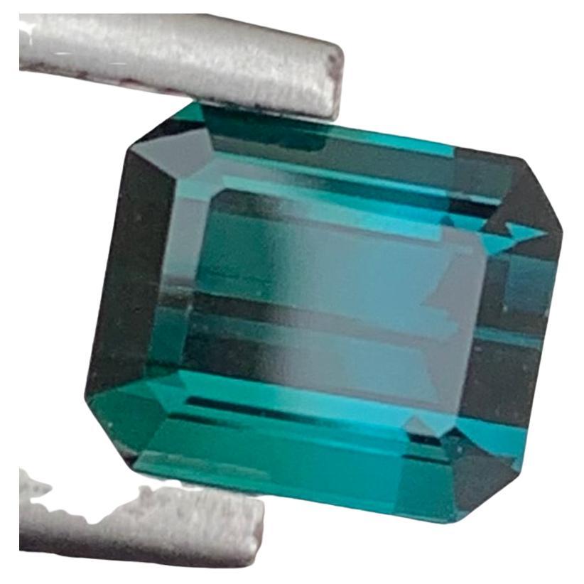 Pierre précieuse en forme d'émeraude, tourmaline indicolite naturelle non sertie de 2.25 carats pour bijoux  en vente