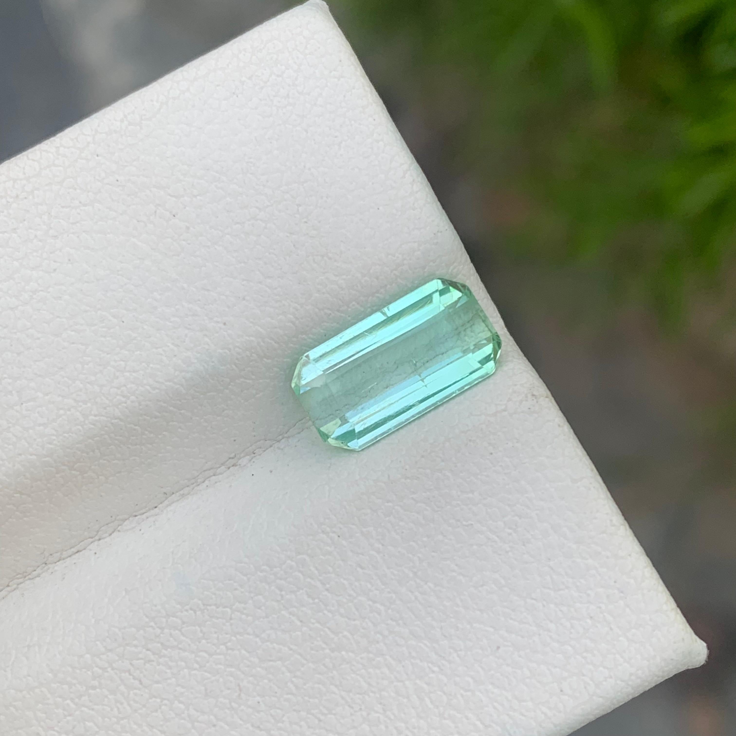 Tourmaline naturelle non sertie vert menthe claire de 2,25 carats en forme d'émeraude pour bague en vente 3