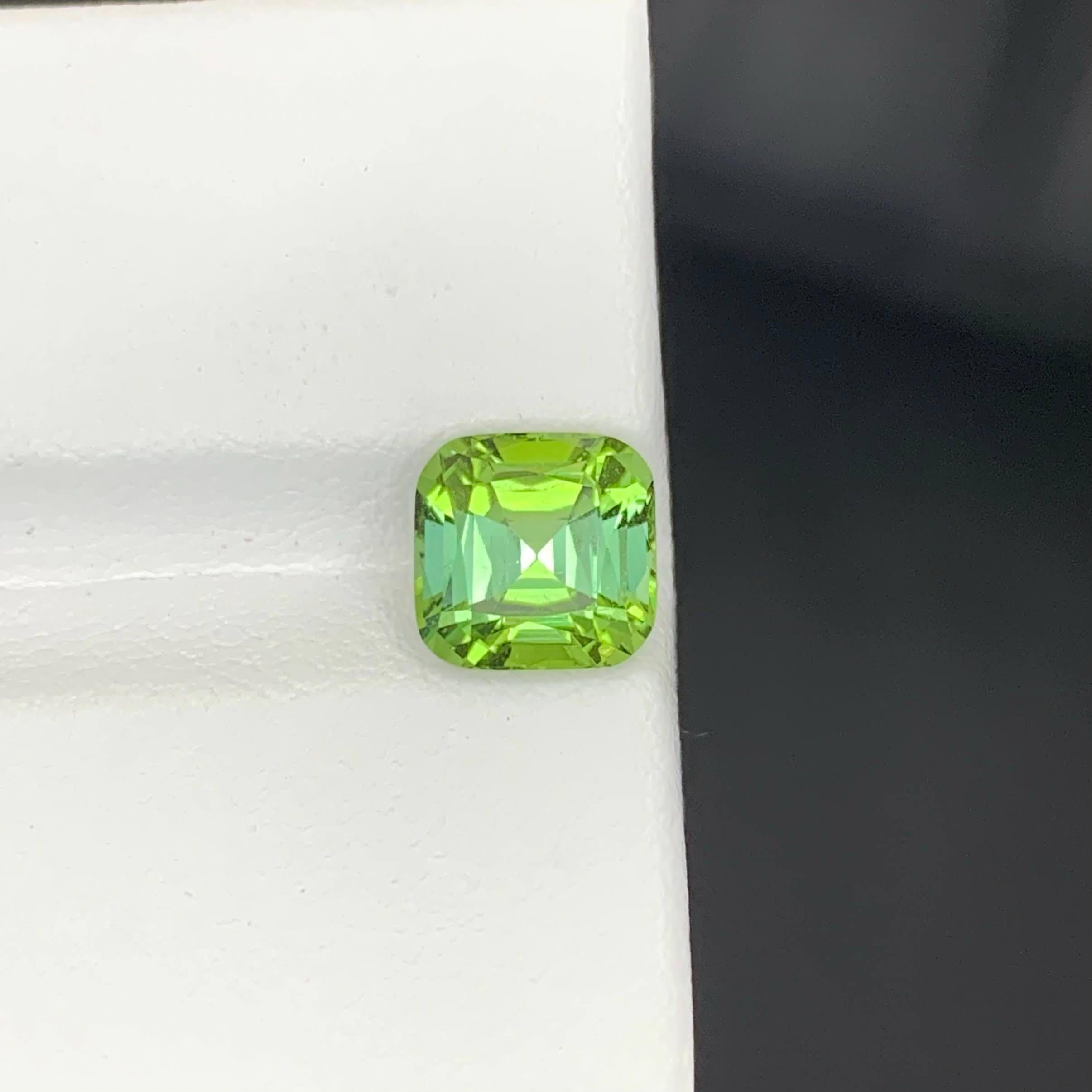 Peso 2,25 carati 
Dimensioni 7,7x7,6x5,5 mm
Trattamento Nessuno 
Origine afgana 
Clarity Loup Clean 
Forma taglio cuscino 





Questa tormalina verde menta sciolta da 2,25 carati mostra una rinfrescante tonalità verde pastello con una brillantezza