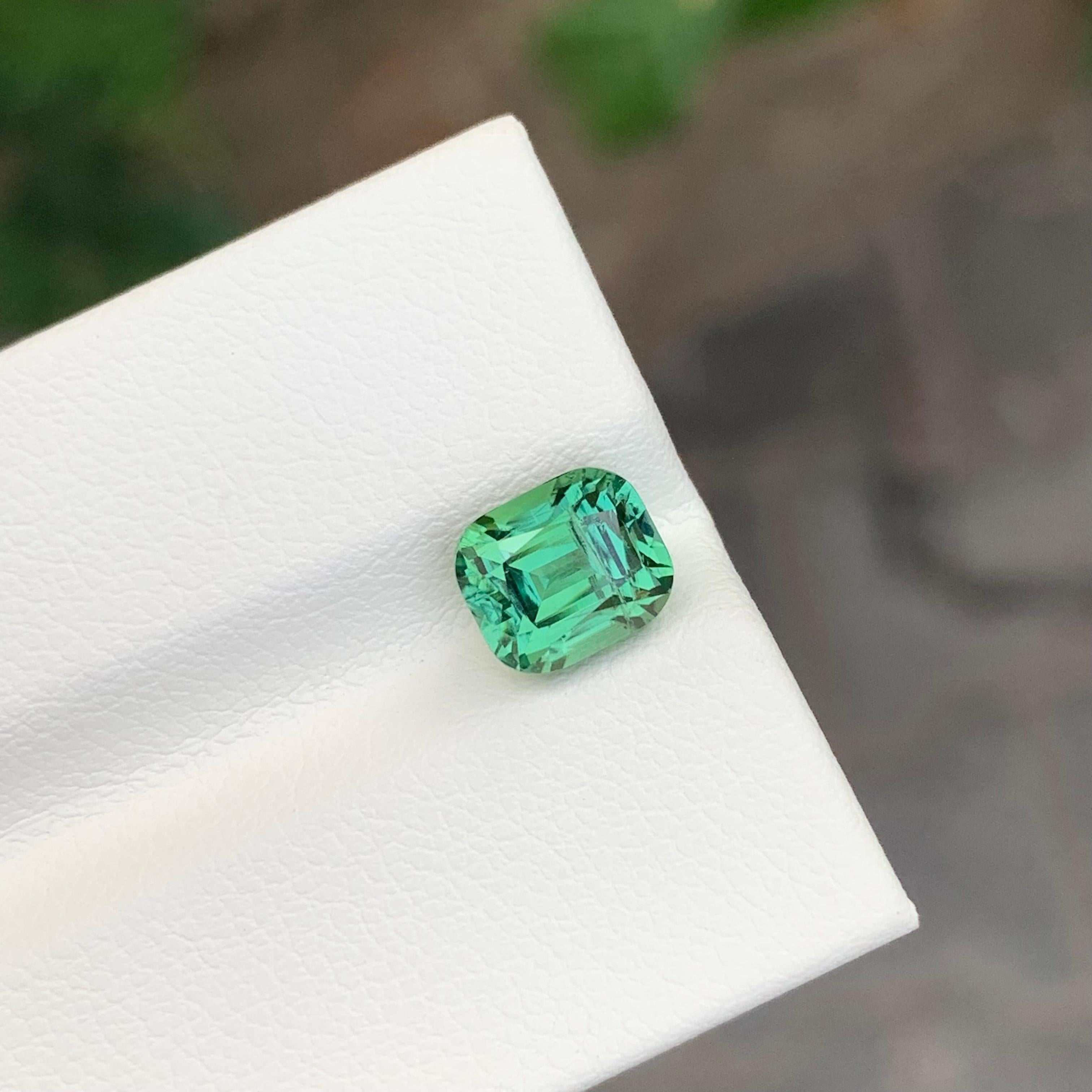 Gema natural suelta de turmalina verde menta en forma de cojín de 2,25 quilates Artes y manualidades en venta