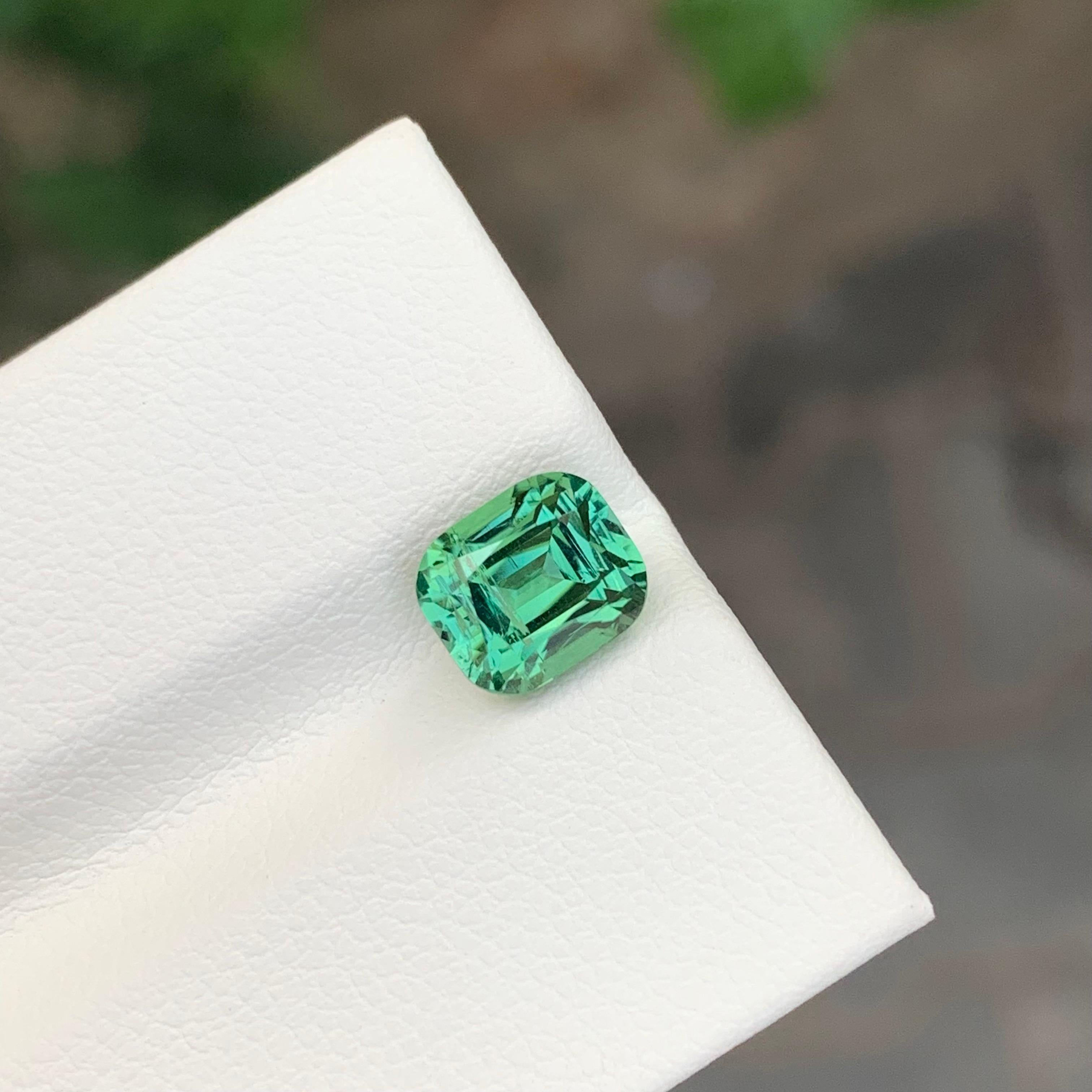 Gema natural suelta de turmalina verde menta en forma de cojín de 2,25 quilates Corte cojín en venta