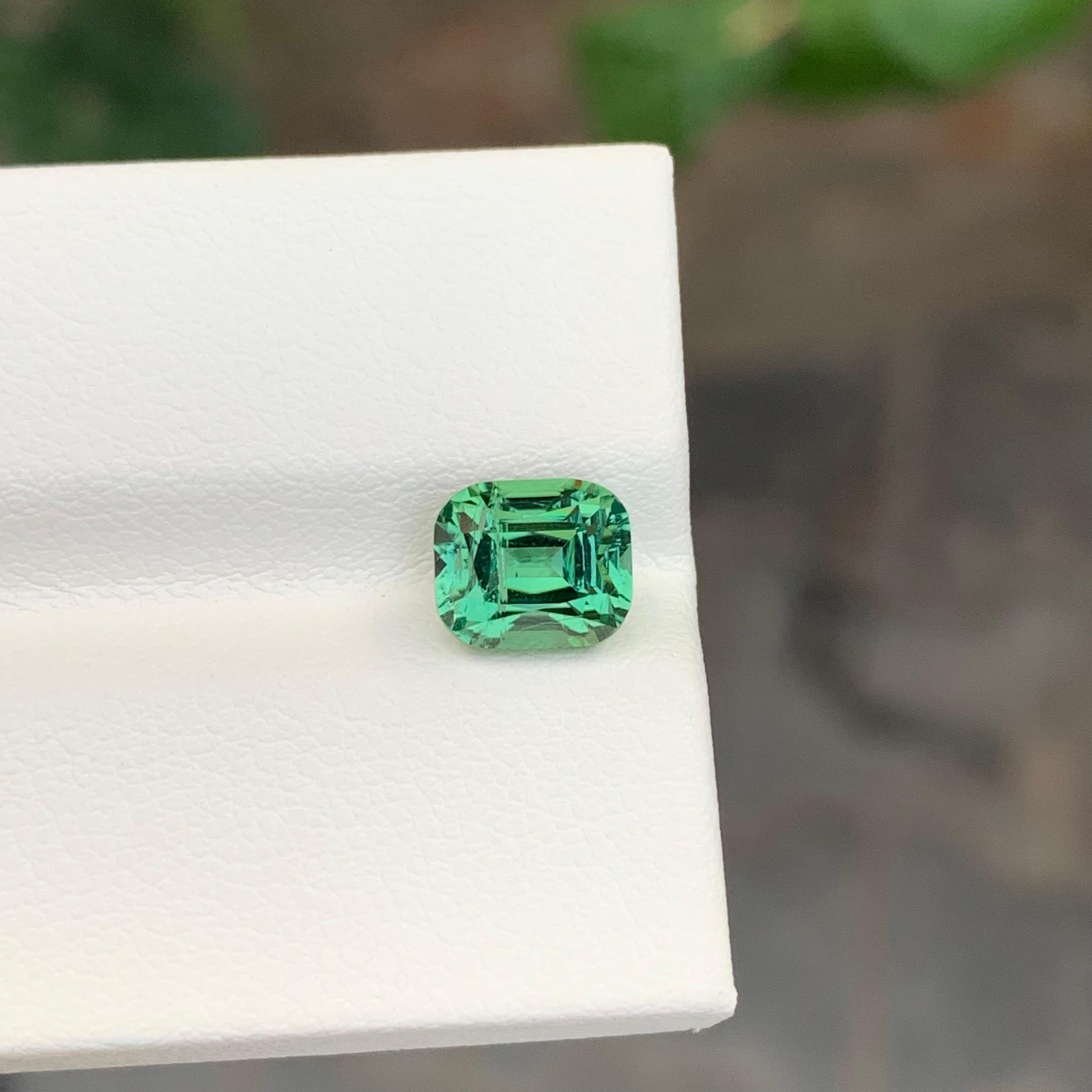 Gema natural suelta de turmalina verde menta en forma de cojín de 2,25 quilates en Nuevo estado para la venta en Peshawar, PK