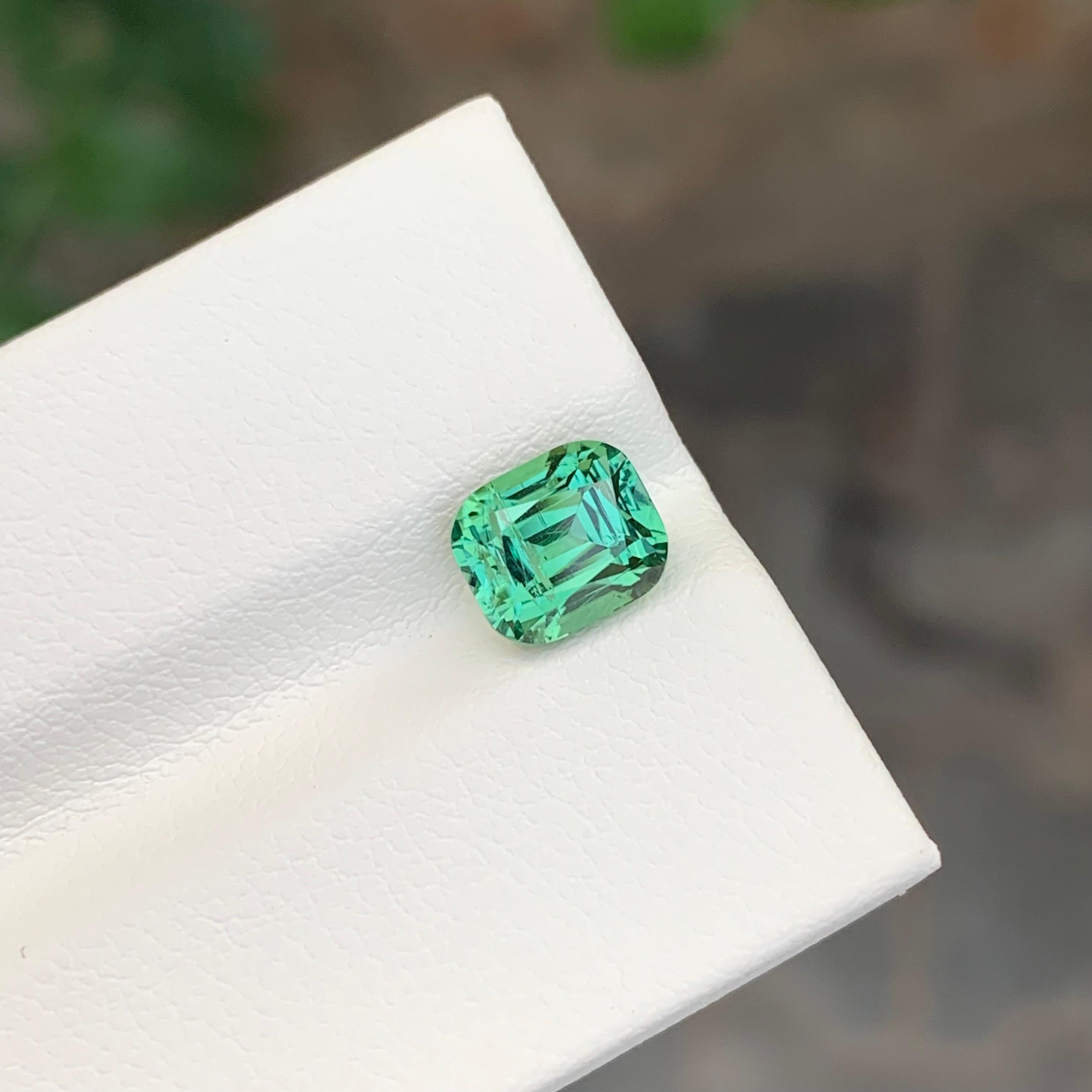 Femenino o masculino Gema natural suelta de turmalina verde menta en forma de cojín de 2,25 quilates en venta